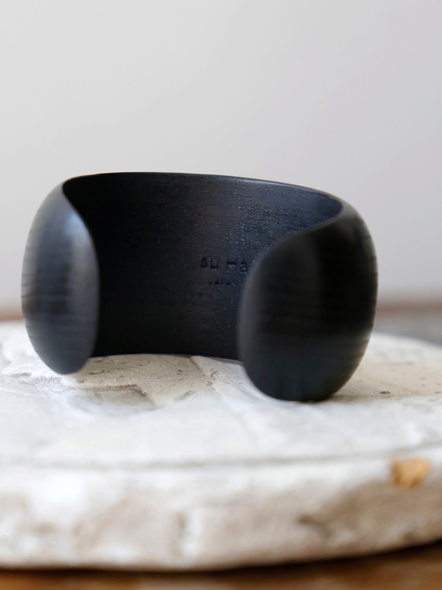 su Ha  “Black cuff” 墨染ウッドブレスレット