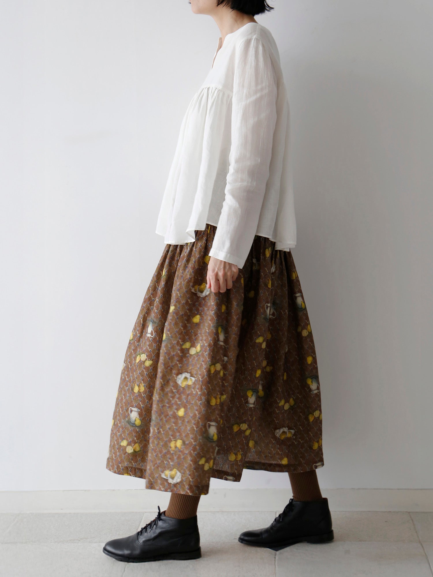 ブラウス：エミリン<br>靴下：ショーセット・ロン