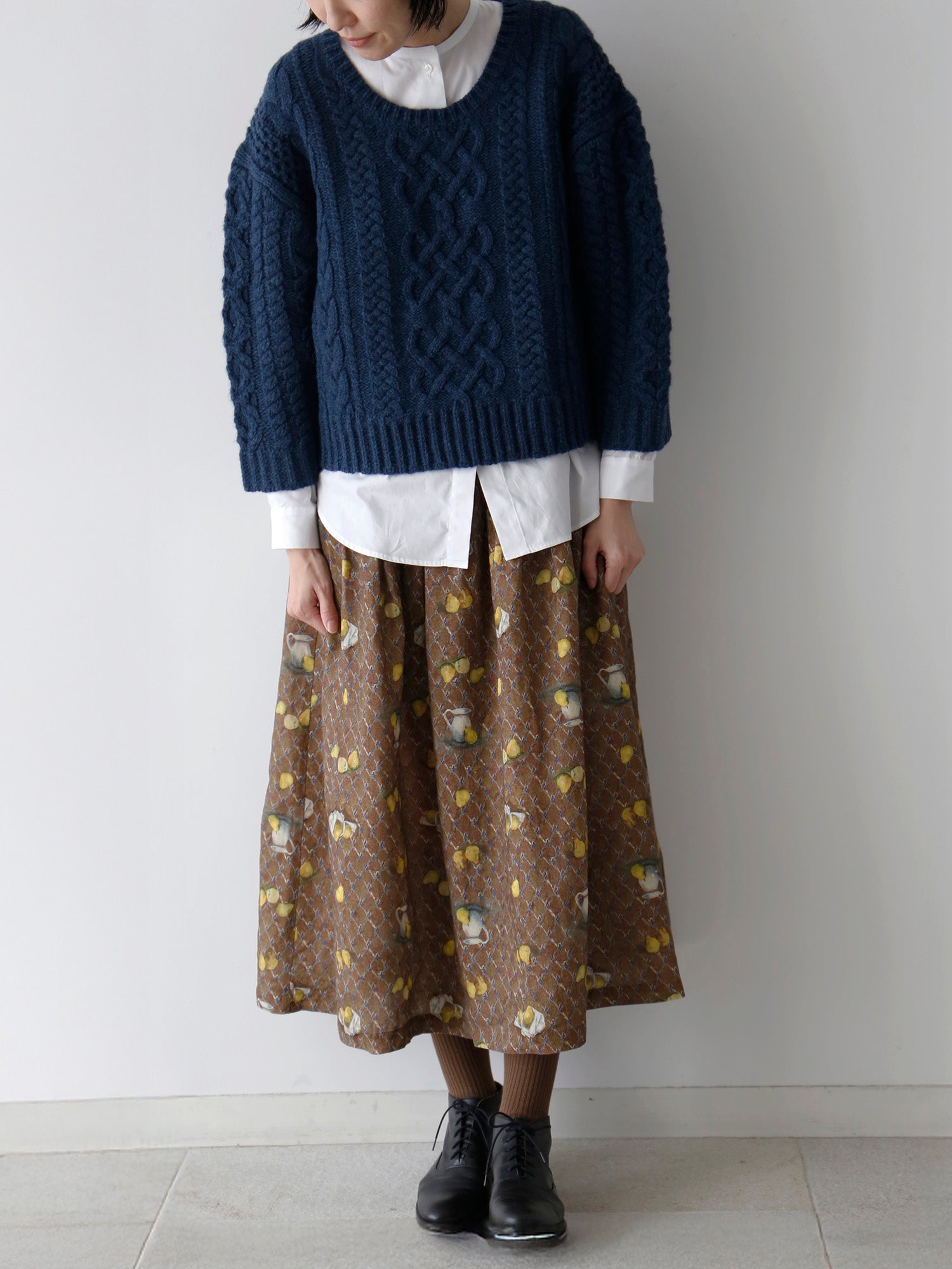 ブラウス：ドニーズ<br>ニット：ジョン