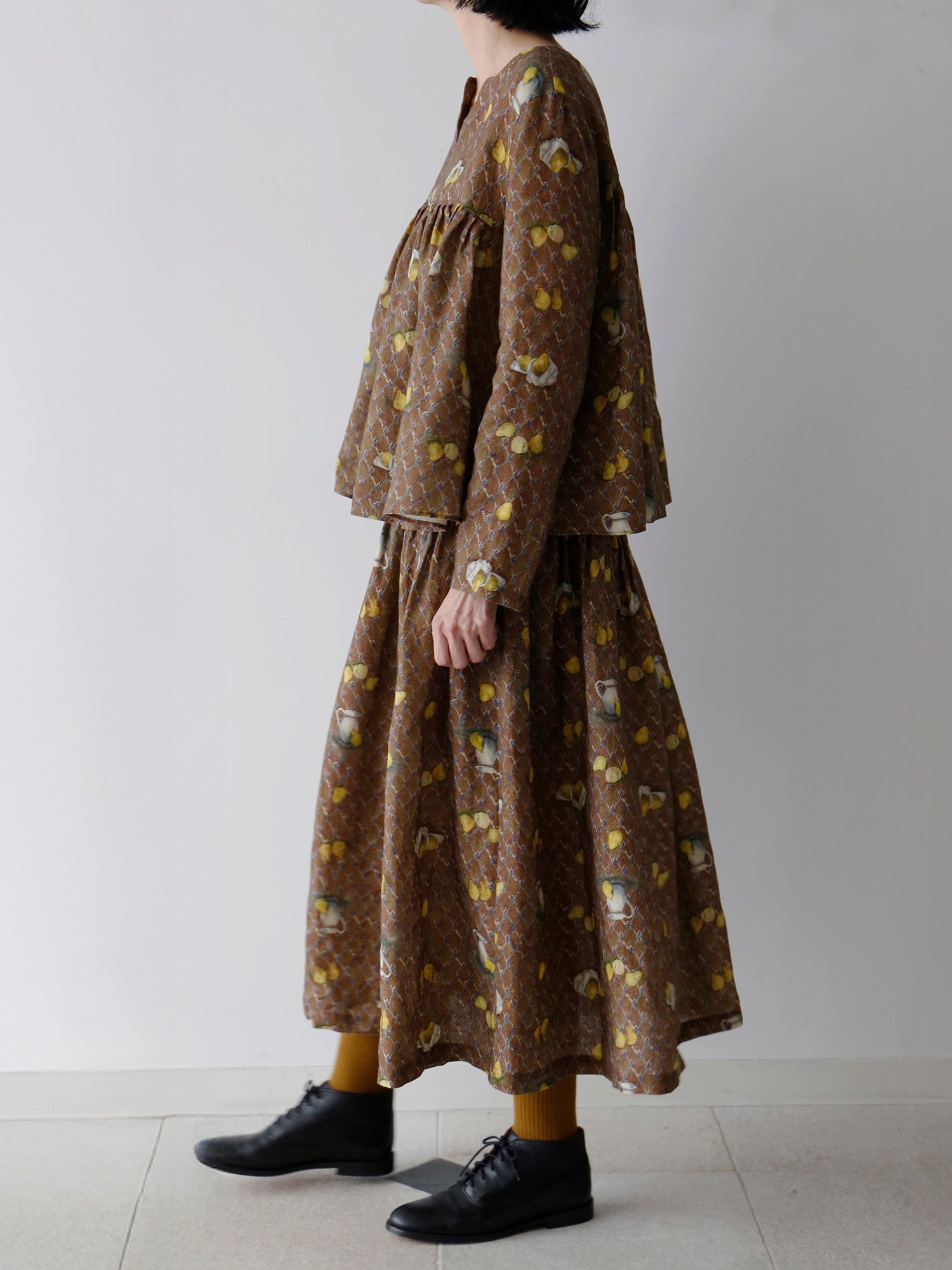 ブラウス：エミリン