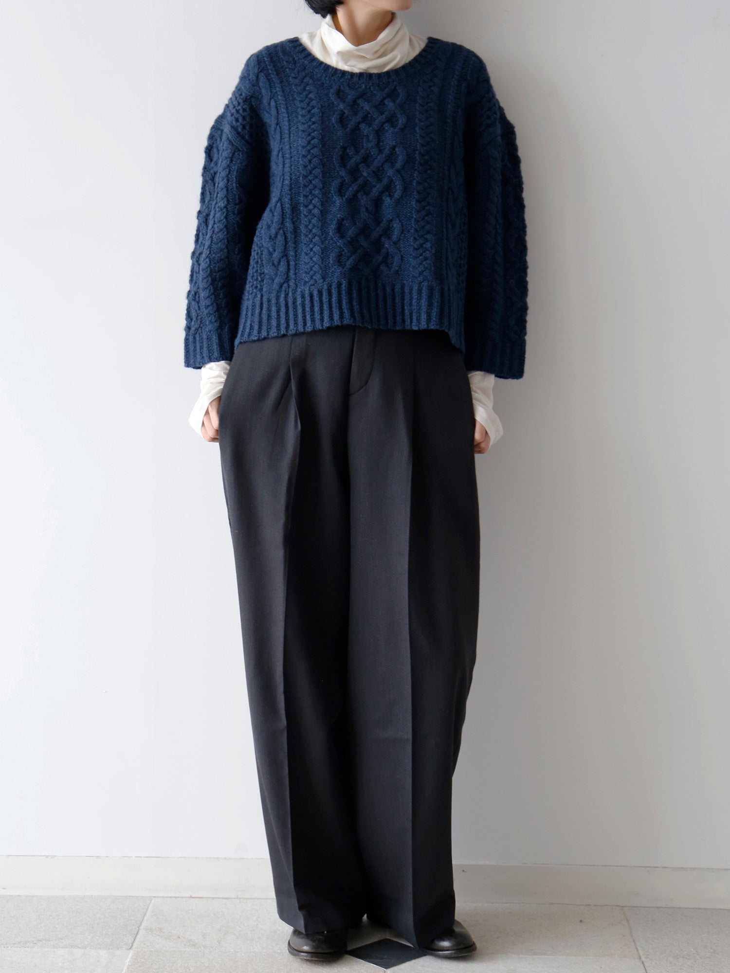 カットソー：HÉRNI No.31 タートルネックロングスリーブ<br>ニット：ジョン