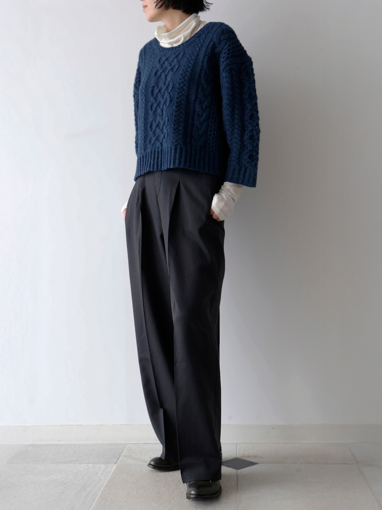 カットソー：HÉRNI No.31 タートルネックロングスリーブ<br>パンツ：レモンド