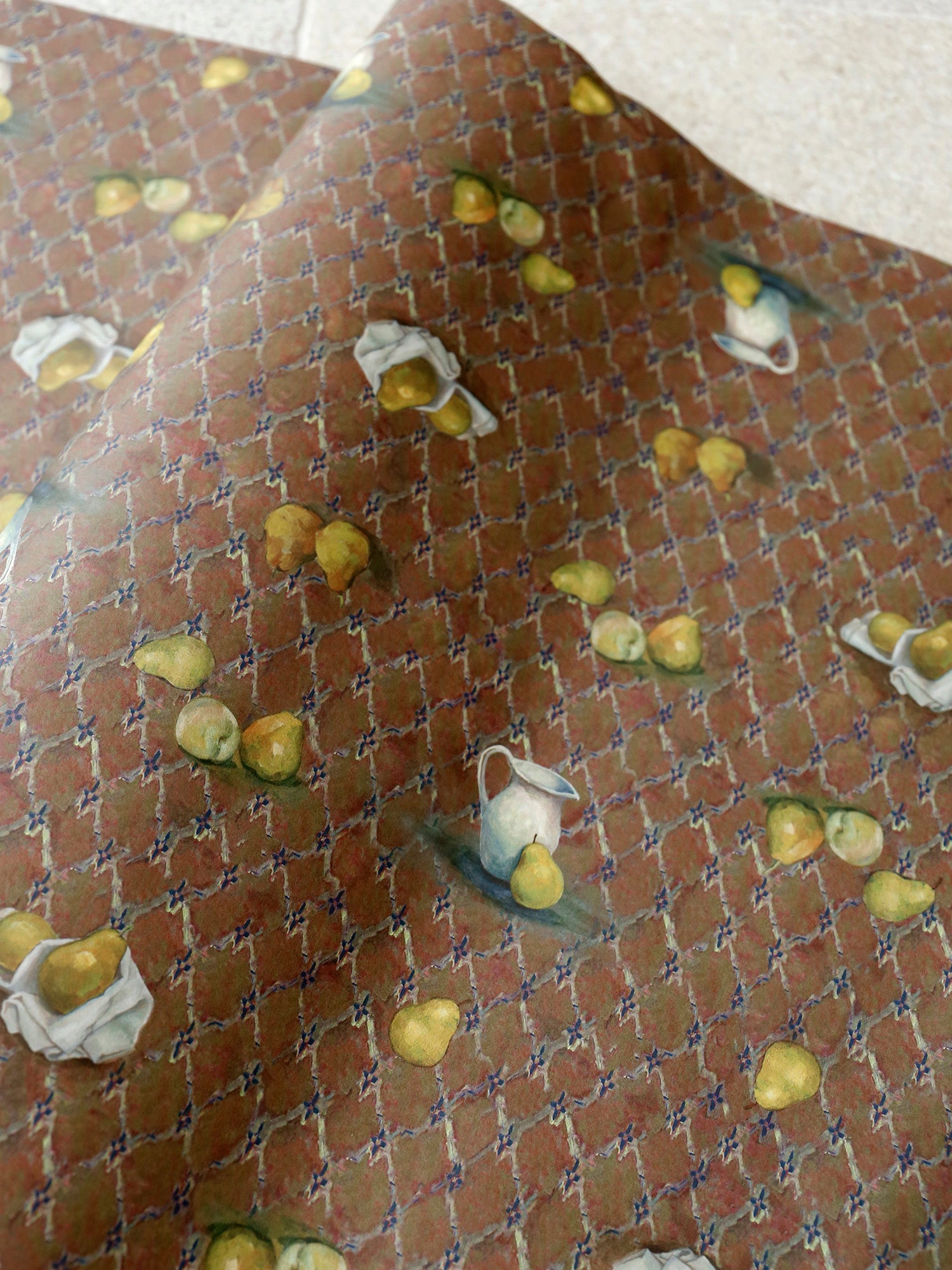 Les Poires柄の包装紙でお包みします