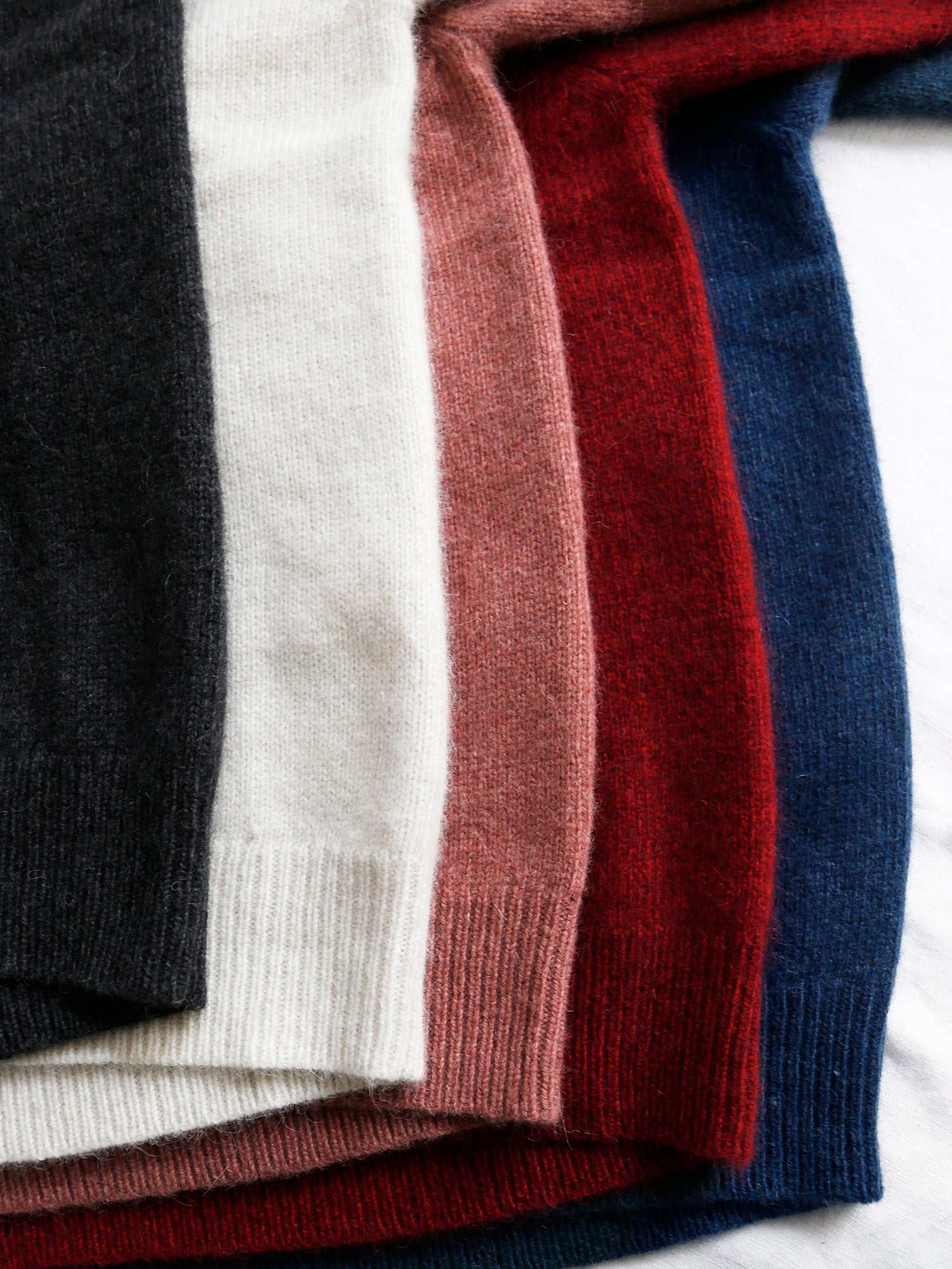 左から、ノアール・シャルボン、ブランネージュ、ルージュ・オークル、ルージュ、ポンパドール