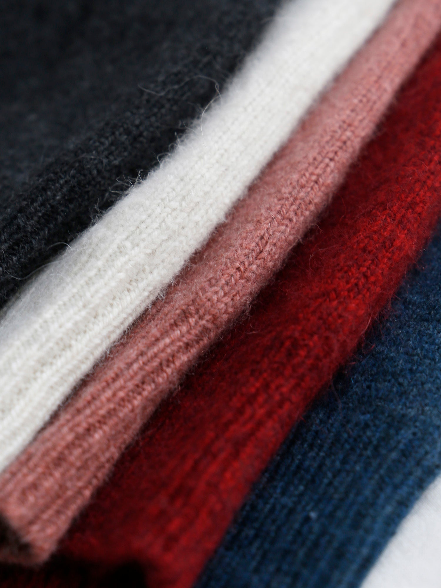 左から、ノアール・シャルボン、ブランネージュ、ルージュ・オークル、ルージュ、ポンパドール