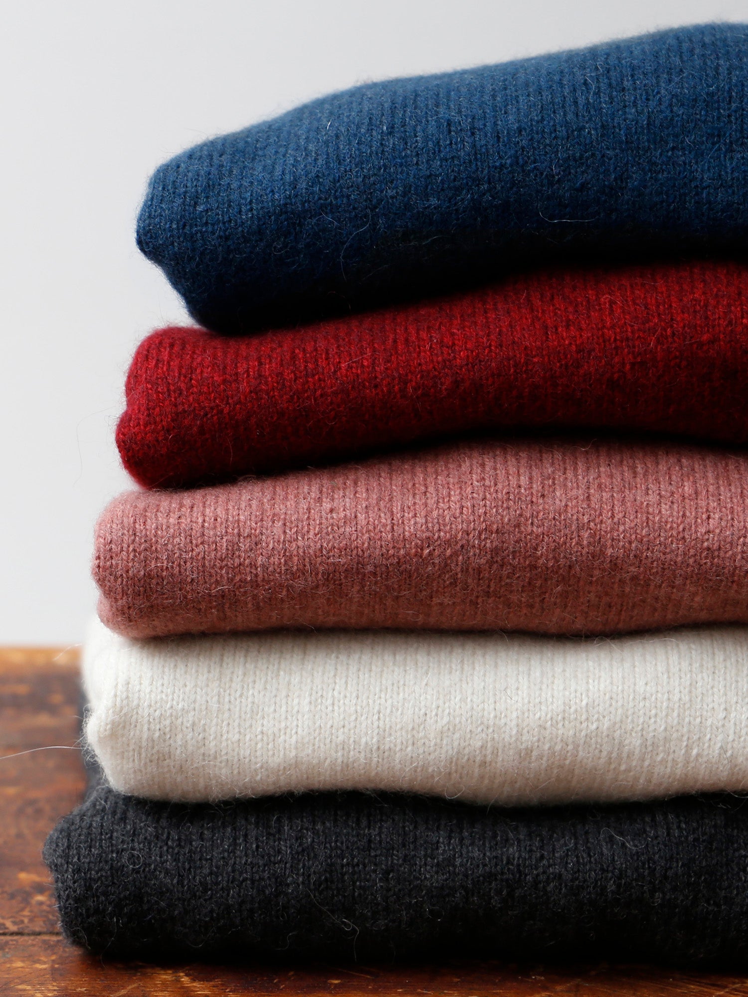 上から、ポンパドール、ルージュ、ルージュ・オークル、ブランネージュ、ノアール・シャルボン