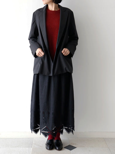 ノアール（身長166cm）<br>ジャケット：ヴィクトール、ニット：ヒューゴ