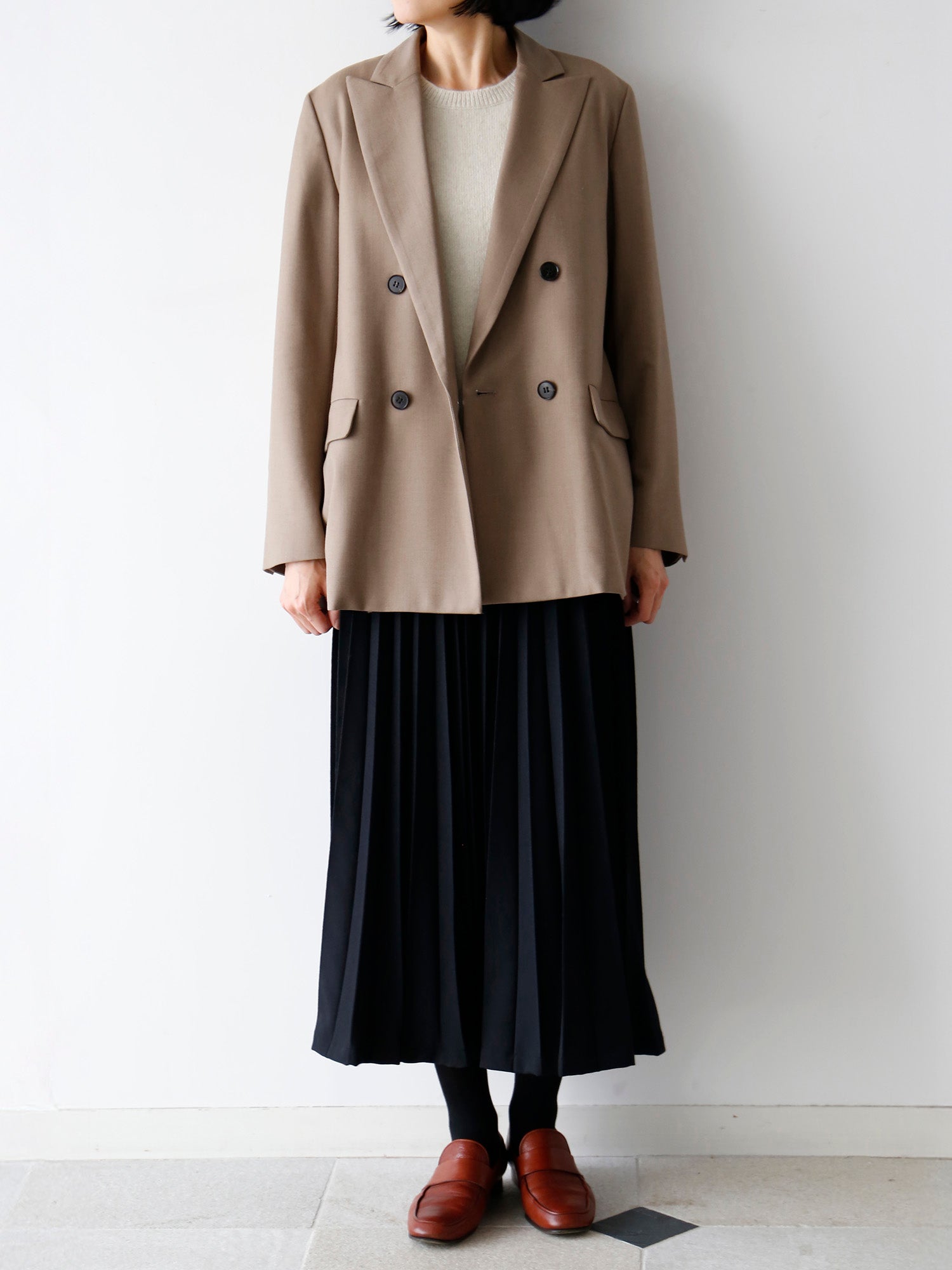 ニット：ヒューゴ<br>スカート：アンナリーナ