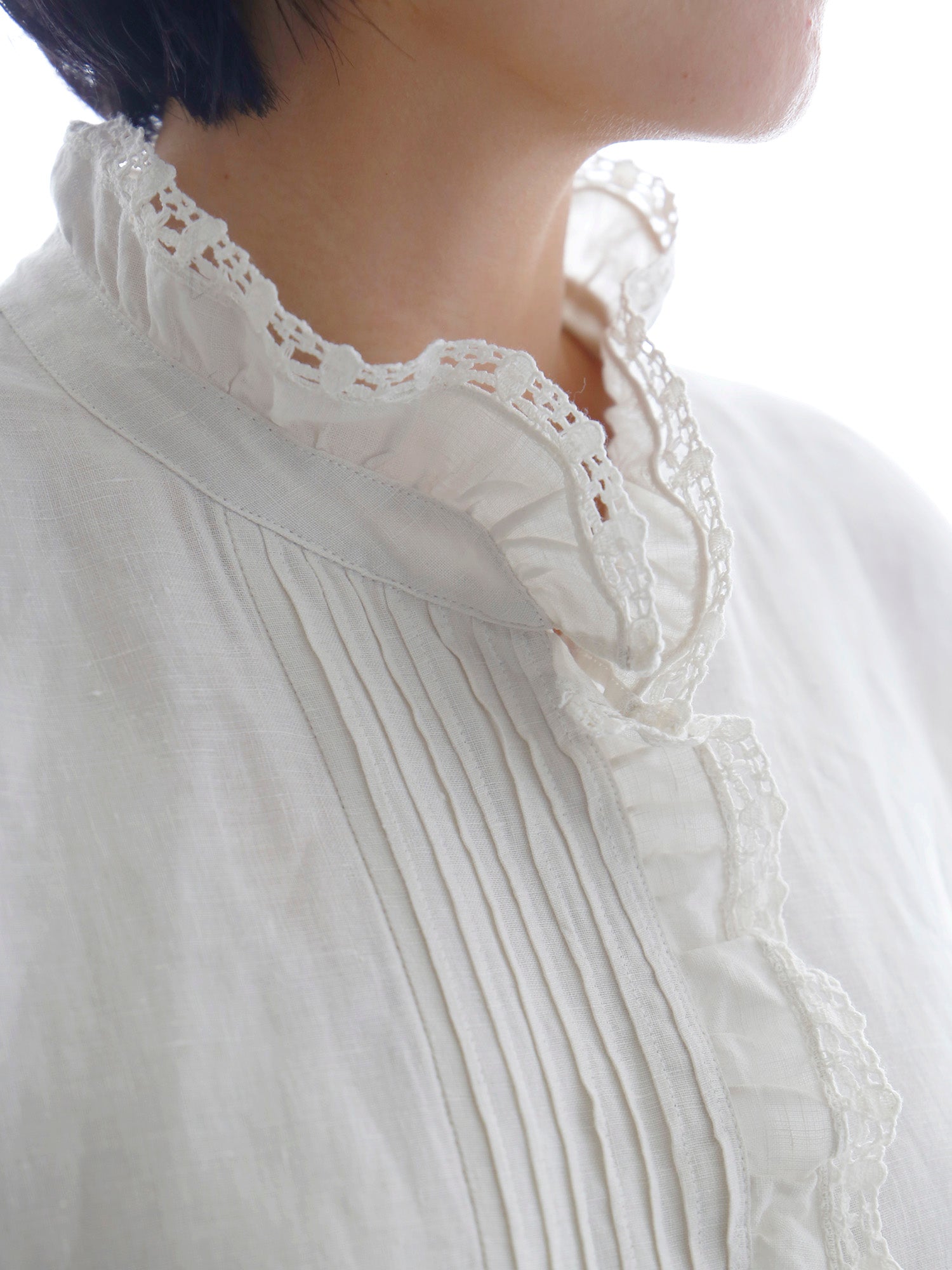 衿とセンターのフリルは分かれています