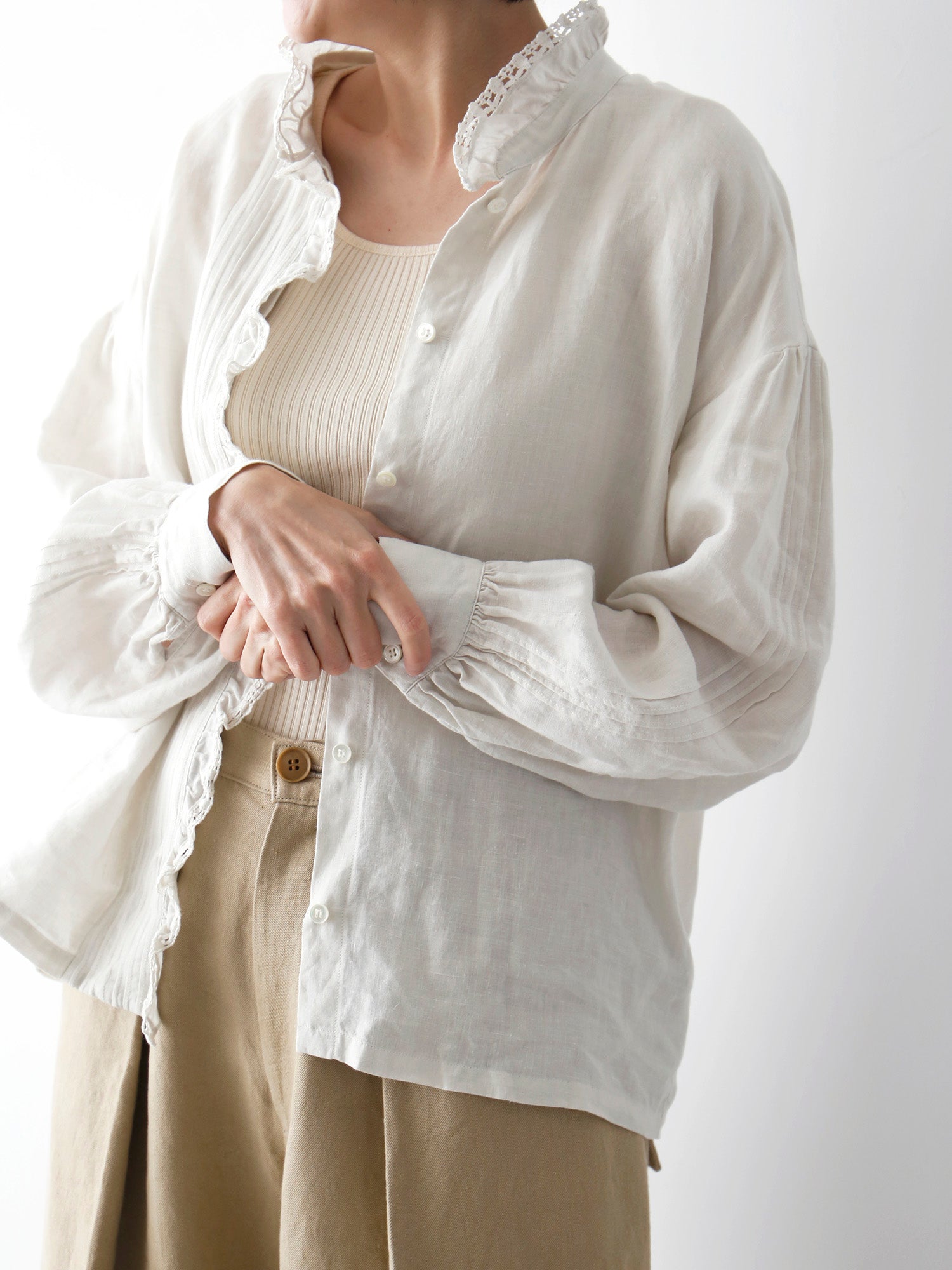 羽織りとして<br>カットソー：HÉRNI No.27 ショートスリーブ