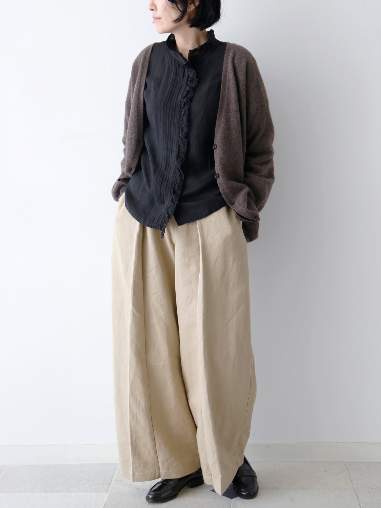 ブラウス：エロイーズ<br>カーディガン：バスチアン