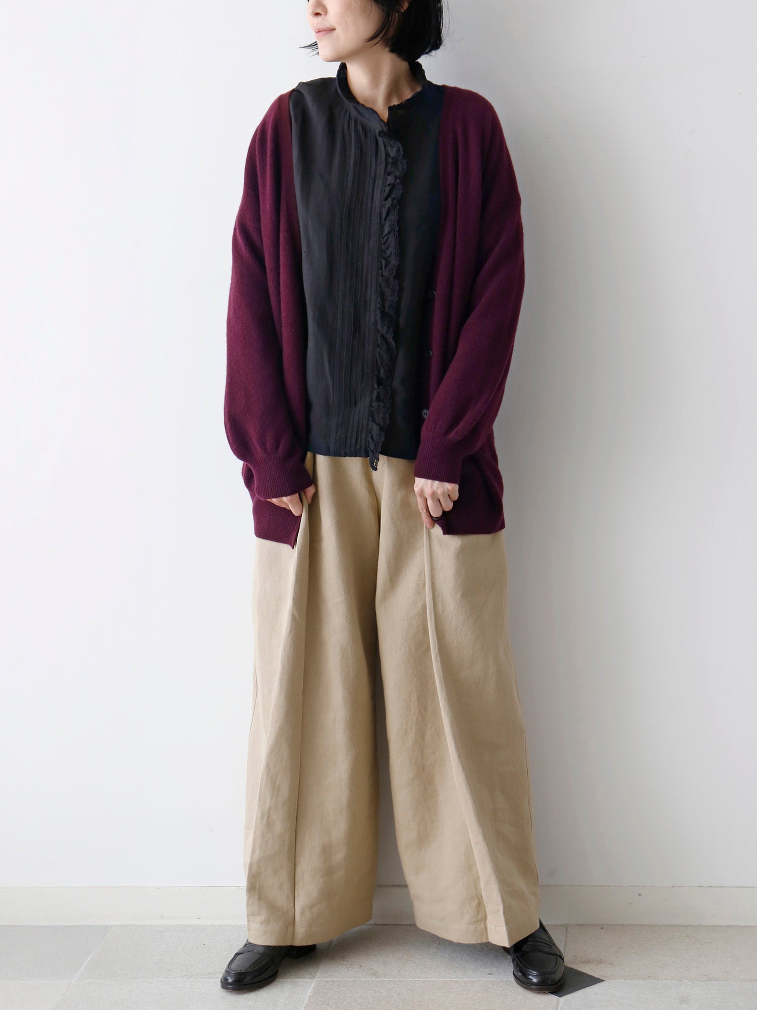 ブラウス：エロイーズ<br>パンツ：コリー