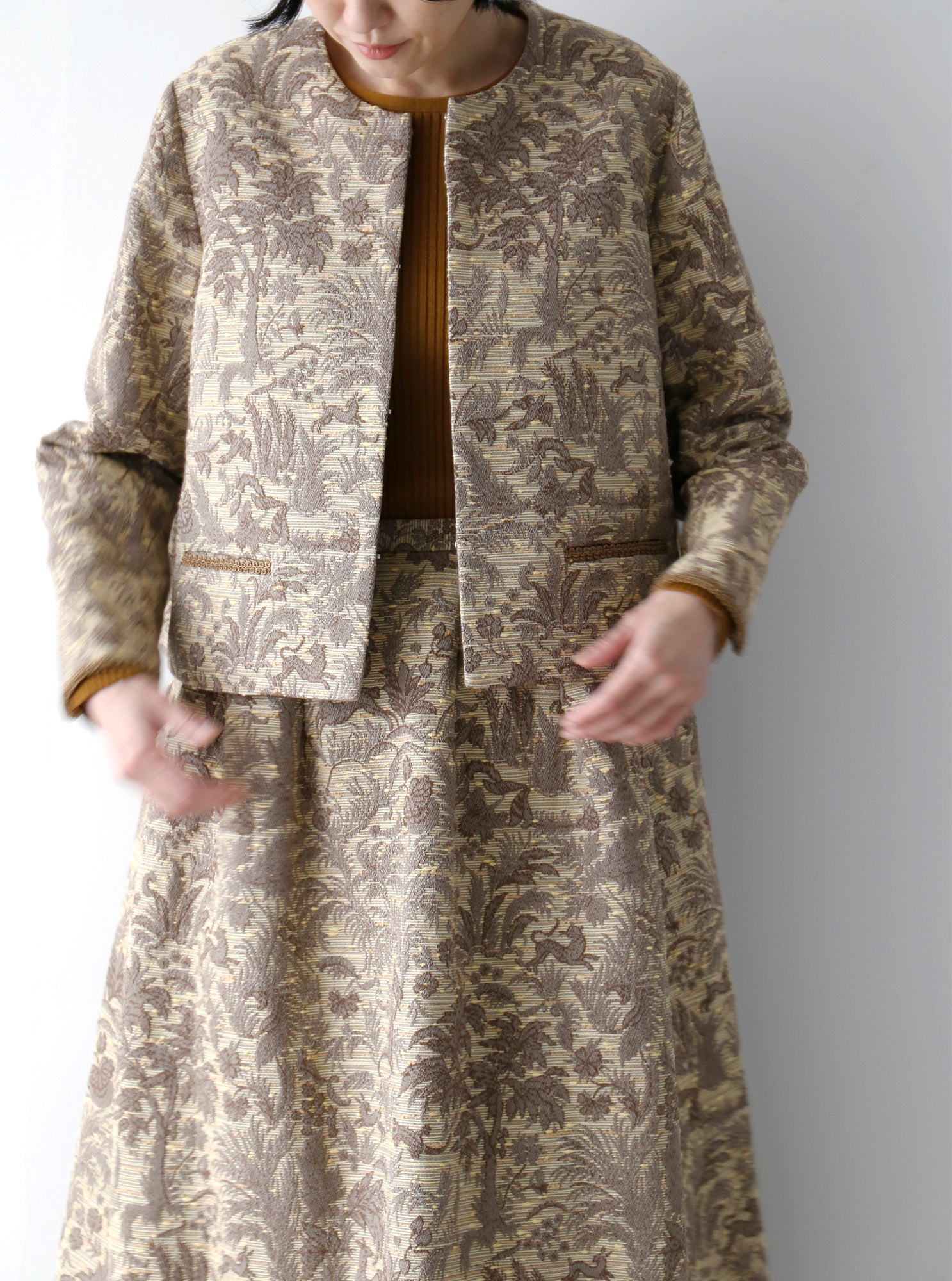 ニット：シシリア、スカート：ニルデ