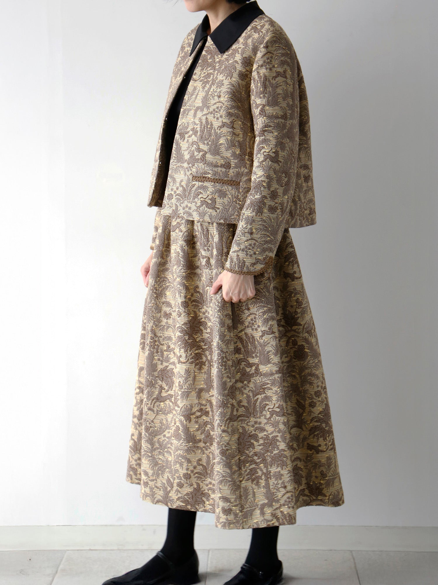 ブラウス：エルザ、スカート：ニルデ