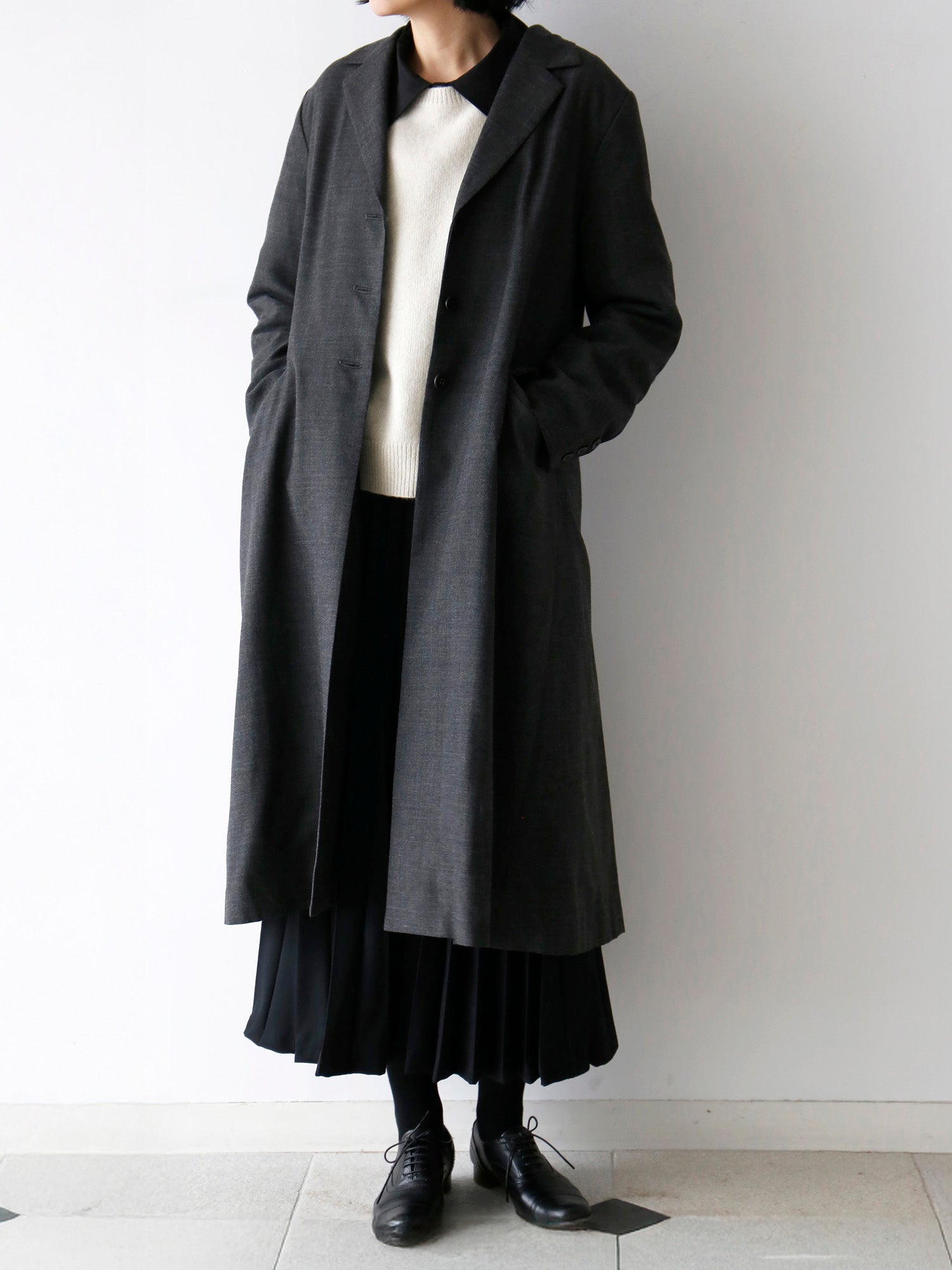 ブラウス：エルザ、ニット：ヒューゴ、スカート：アンナリーナ（身長166cm）