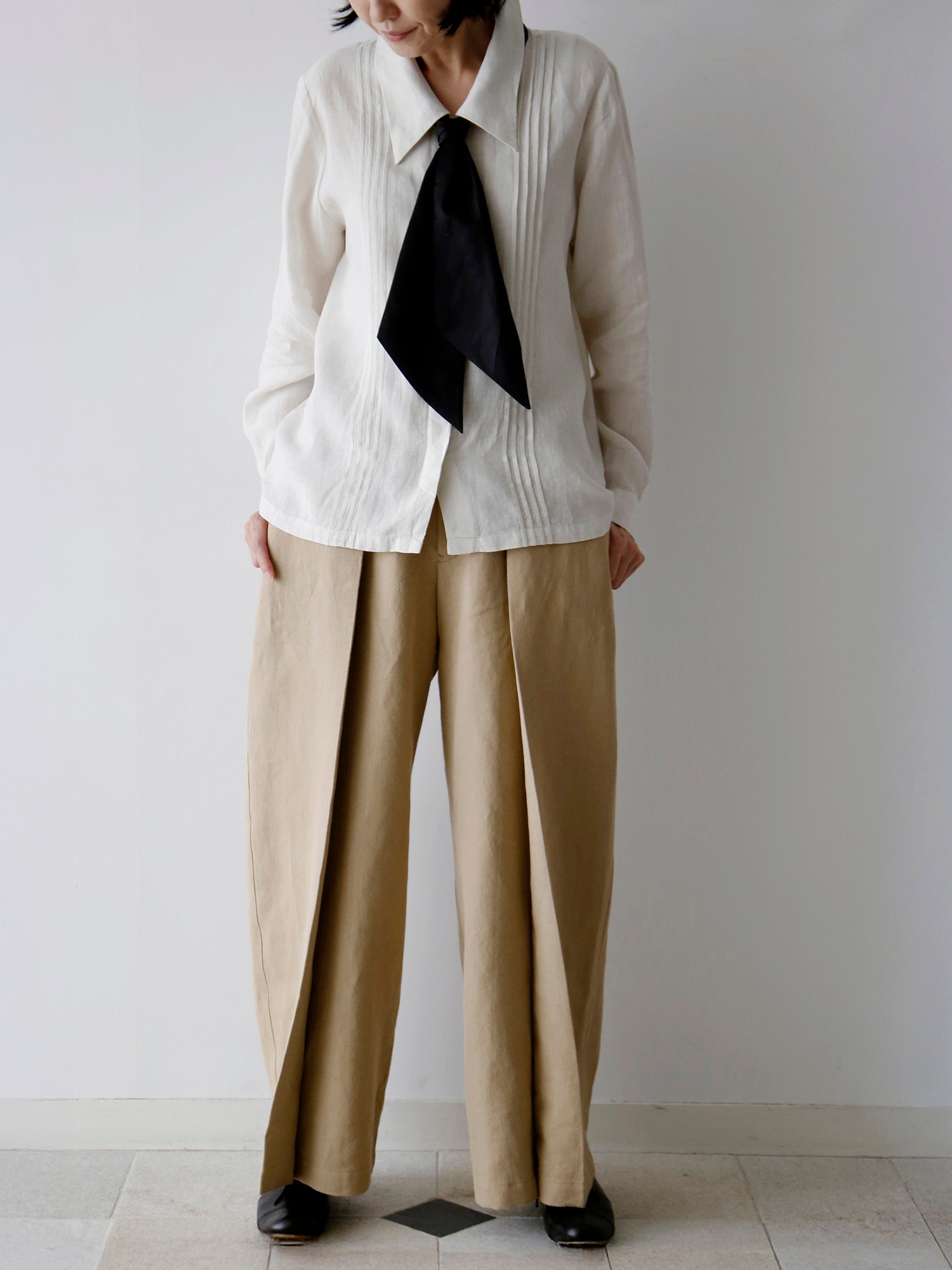 アンティークホワイト38（身長166cm）<br>パンツ：コリー