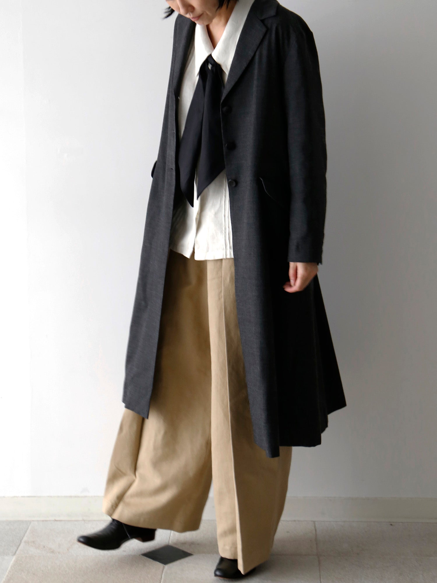 ブラウス：ウラリー<br>コート：アレクサンドル