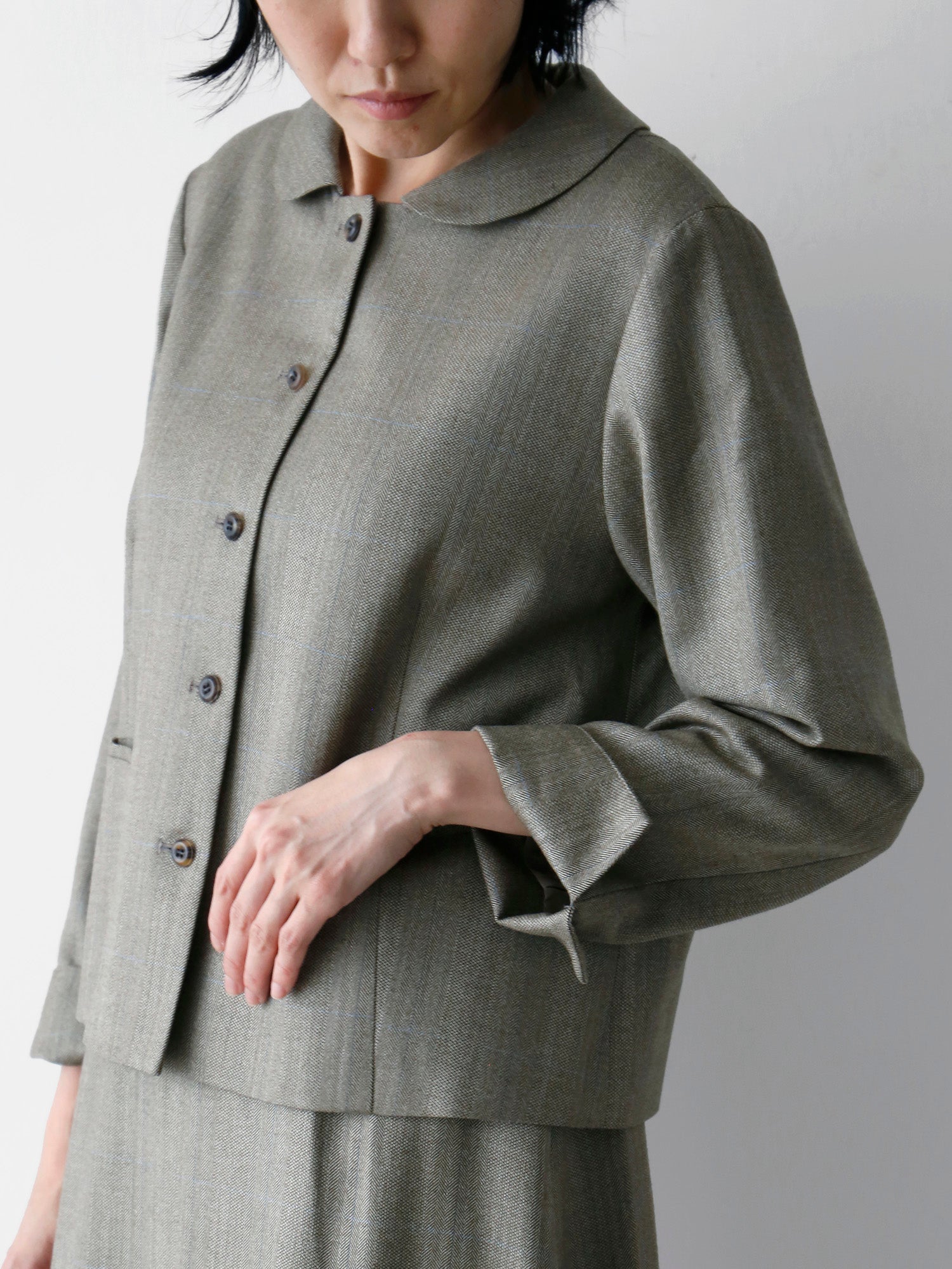 袖口を折り返して