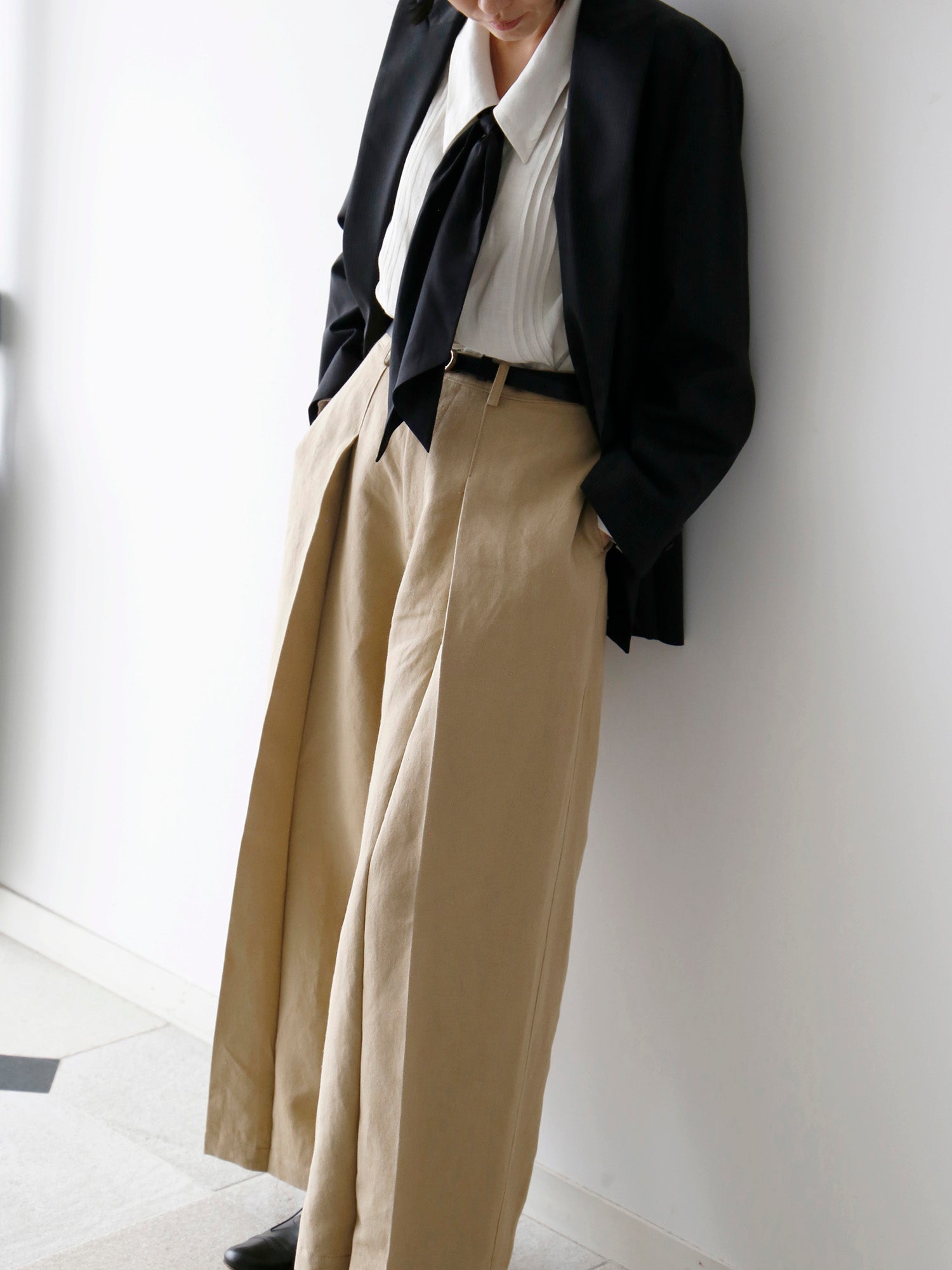 ブラウス：ウラリー<br>ジャケット：ヴィクトール