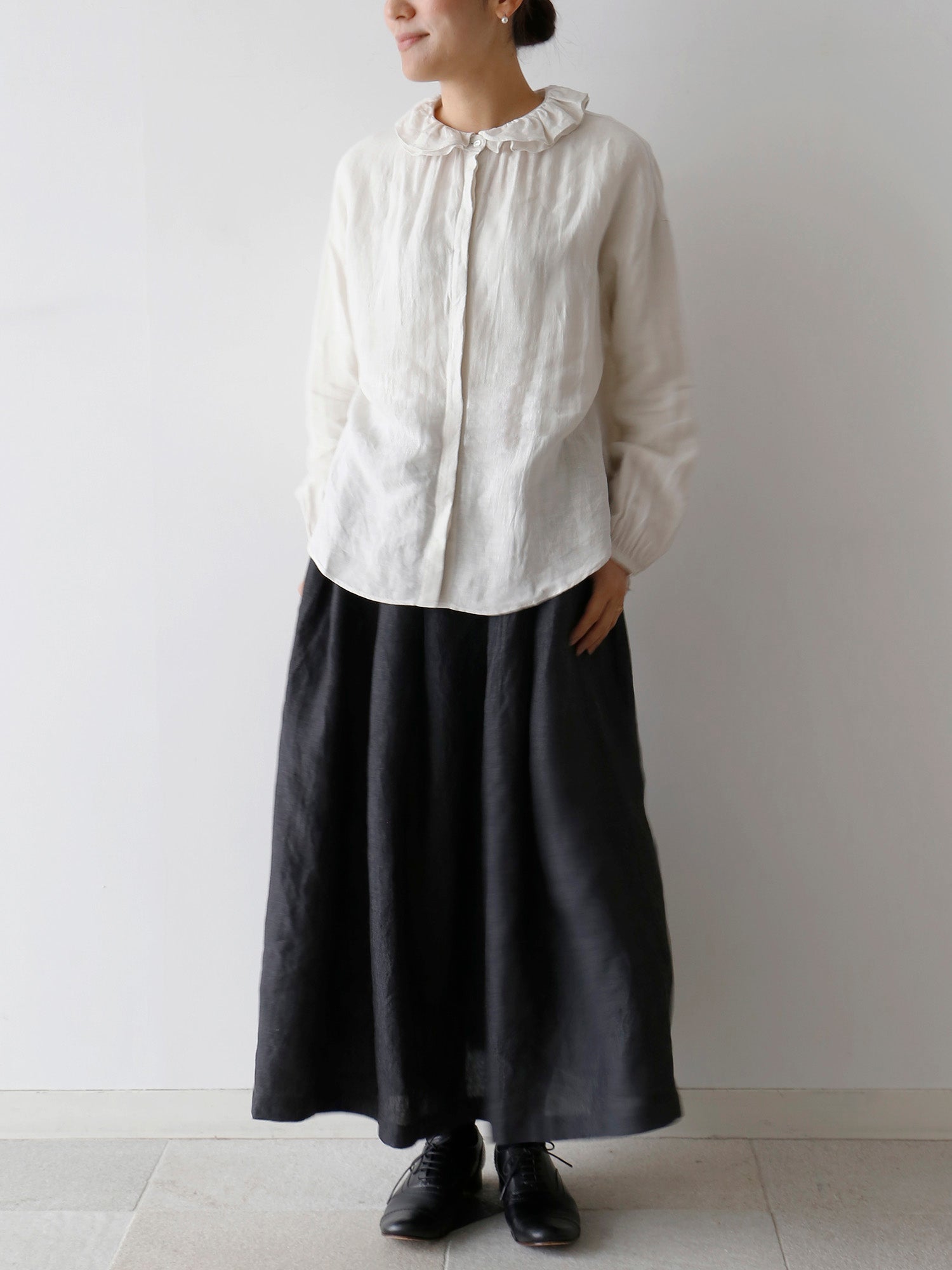 アンティークホワイト（身長160cm）<br>スカート：シエール