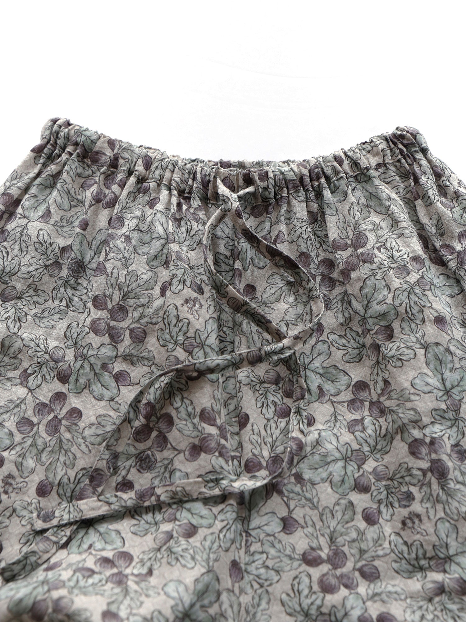 ウエストはゴム仕様