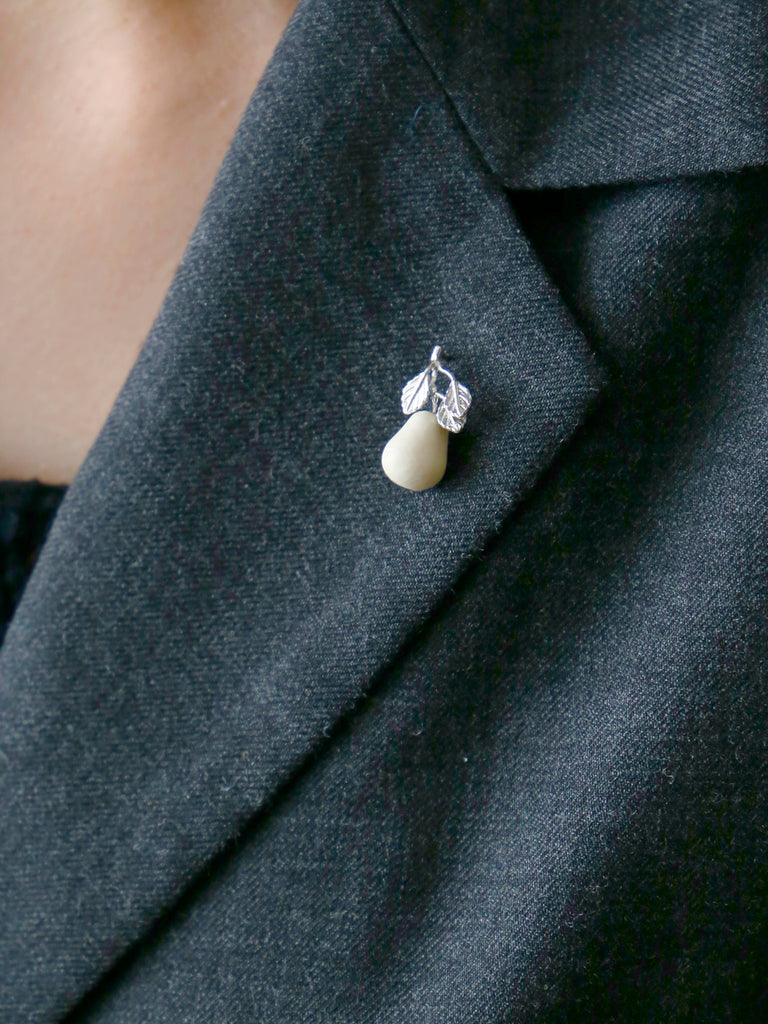 受注商品】OLD TO NEW 洋梨 ピンブローチ — LISETTE