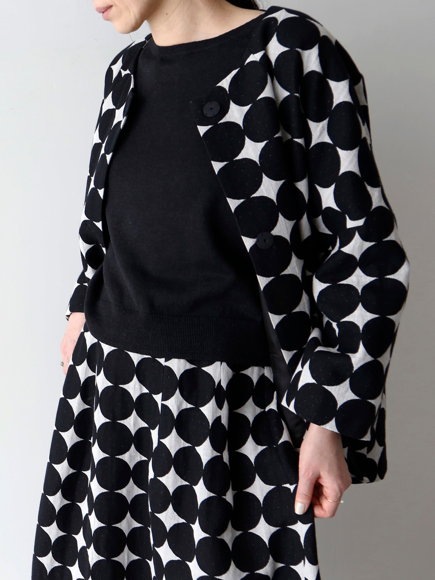 ニット：ネア（3月上～中旬お届け予定）<br>スカート：ブリダ（身長167cm）