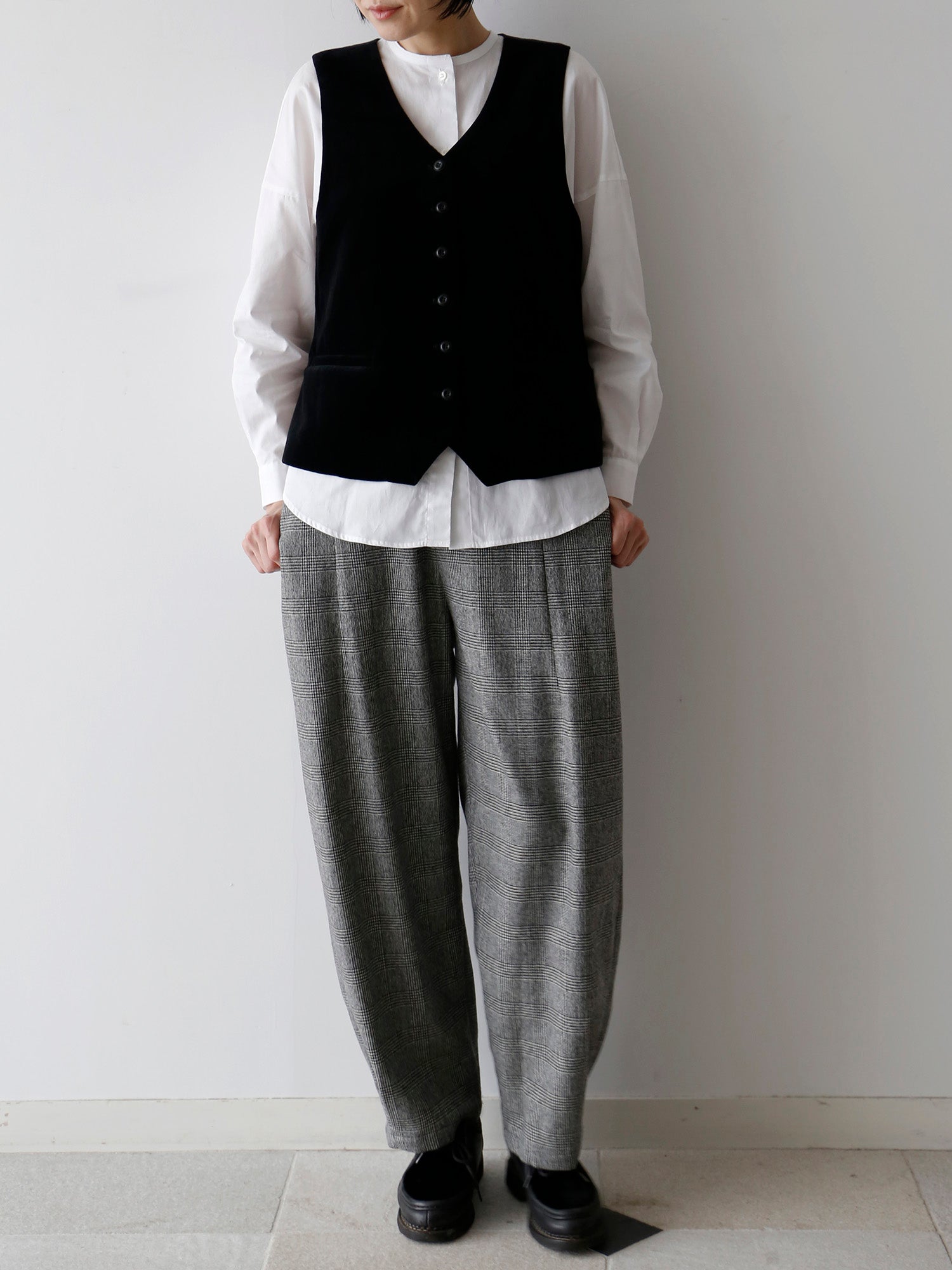 ブラウス：ドニーズ、パンツ：ロラン/グレンチェック