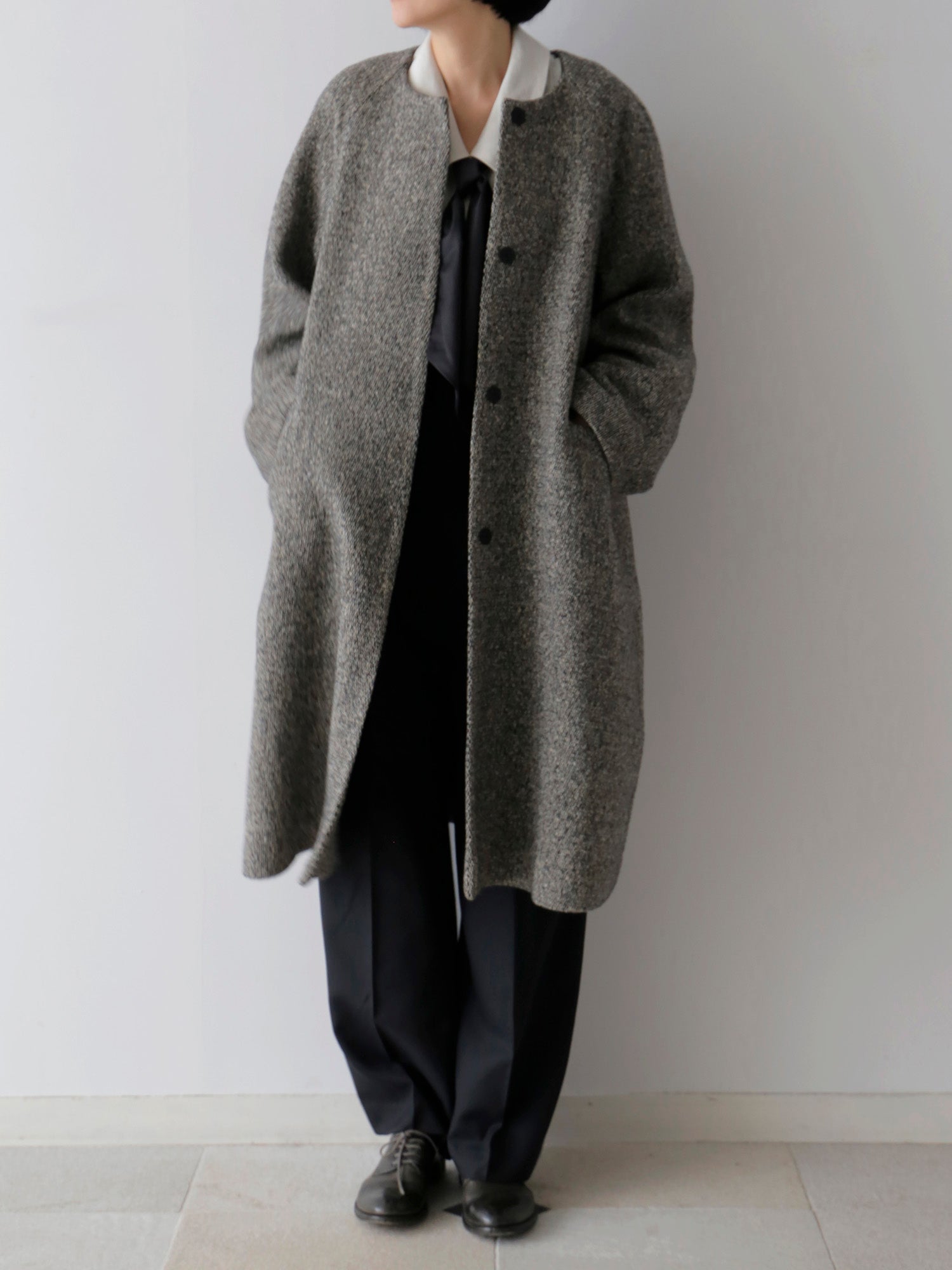 ブラウス：ウラリー、ベスト：リュドヴィック<br>コート：ヴァレンティナ