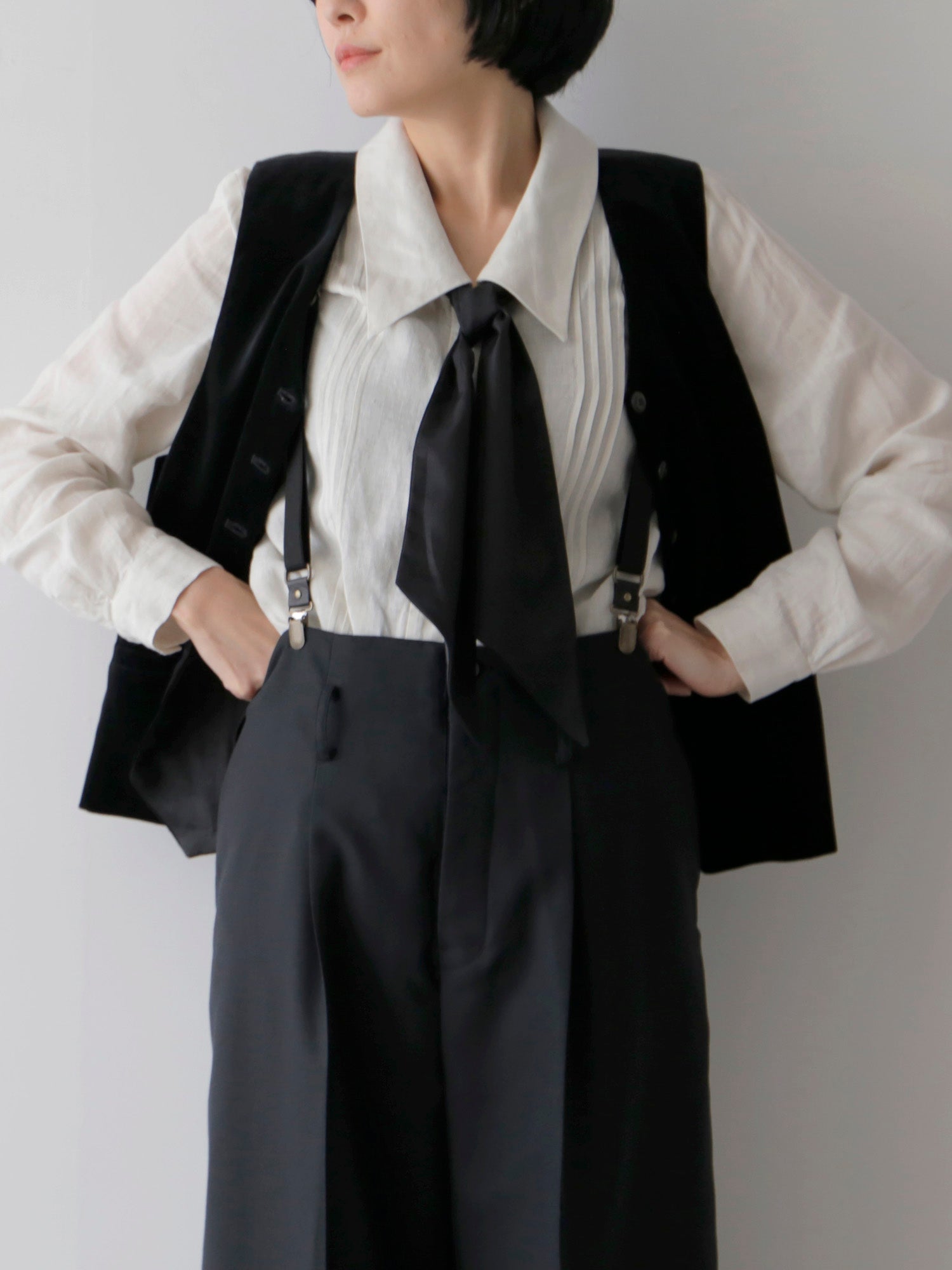 ブラウス：ウラリー、ジレ：リュドヴィック