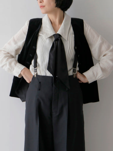 ブラウス：ウラリー、ジレ：リュドヴィック