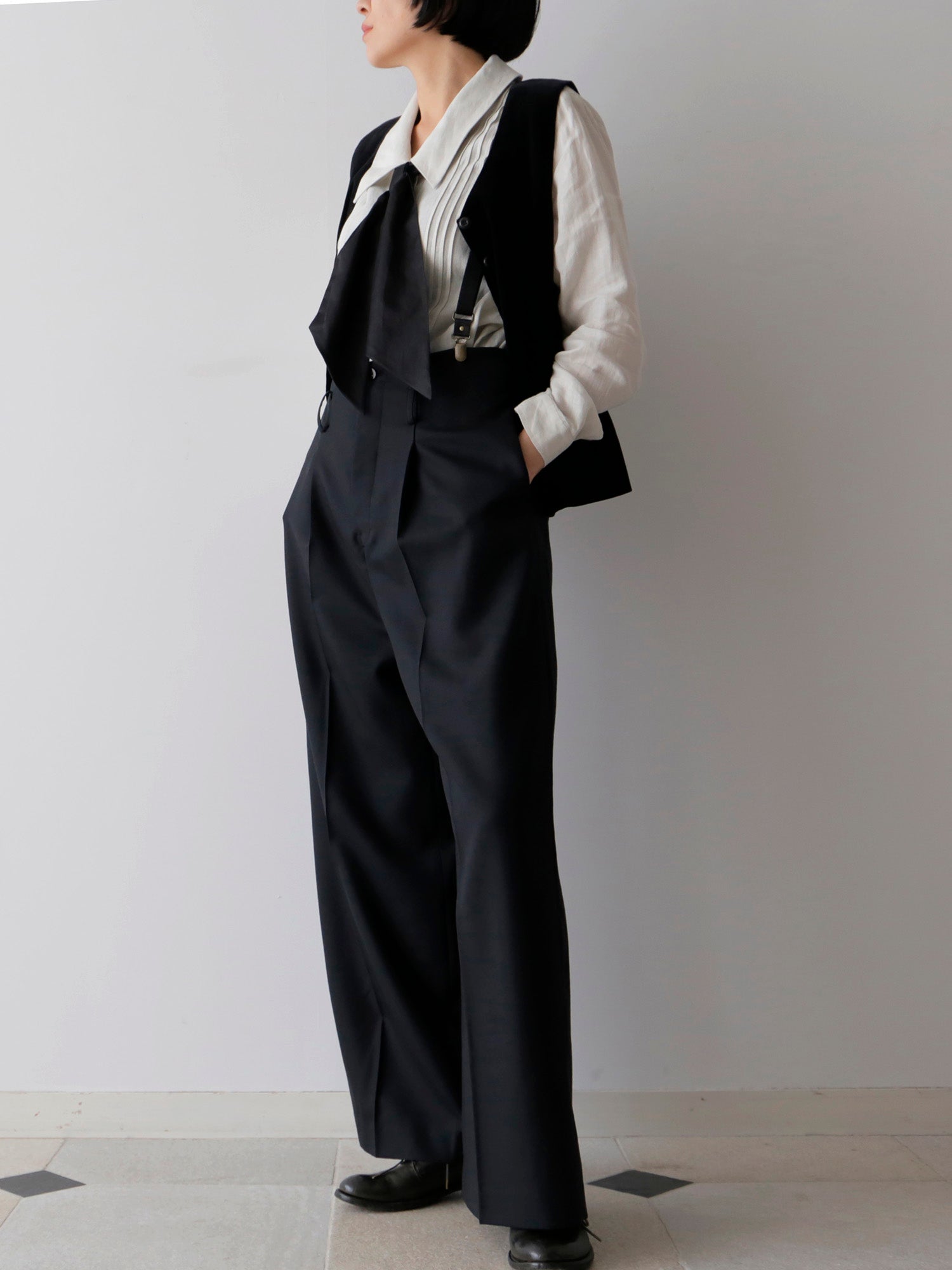 ブラウス：ウラリー、ジレ：リュドヴィック<br>サスペンダー：ブルテル・マルソー