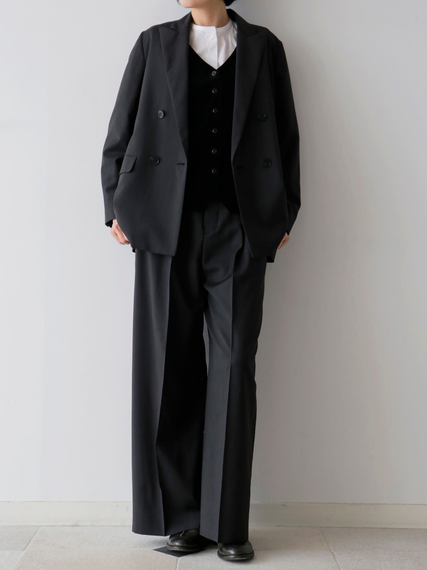 ブラウス：ドニーズ、ジレ：リュドヴィック<br>ジャケット：ヴィクトール