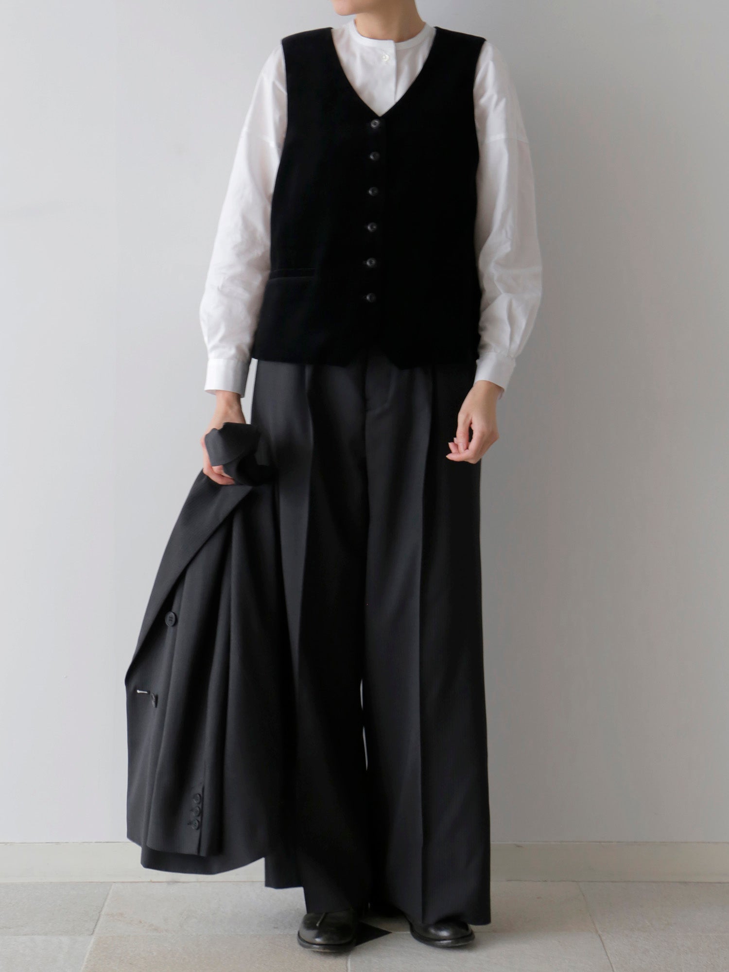 ブラウス：ドニーズ、ジレ：リュドヴィック<br>ジャケット：ヴィクトール