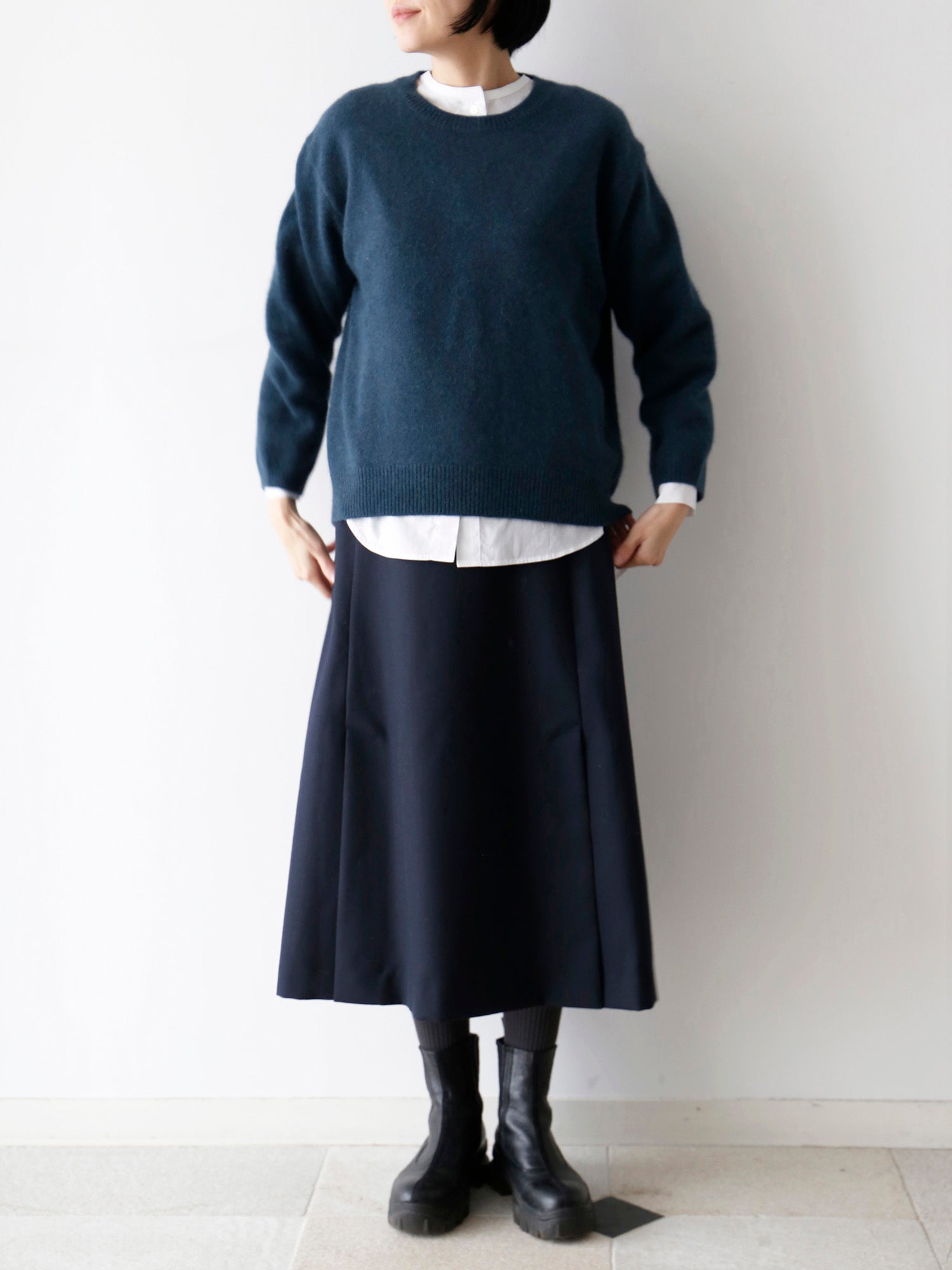 ブラウス：ドニーズ、ニット：ヒューゴ<br>靴下：ショーセット・ロン