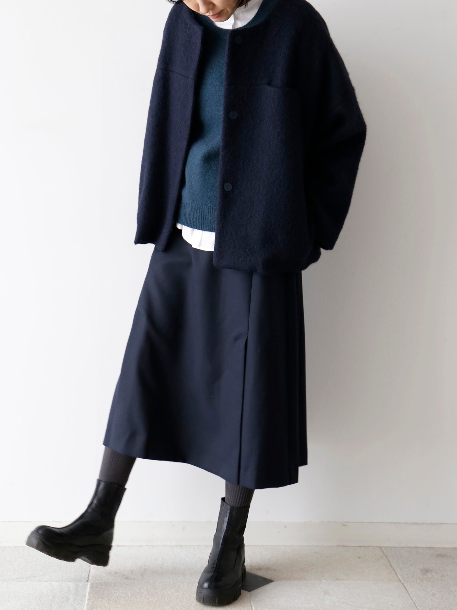 ブラウス：ドニーズ、ニット：ヒューゴ<br>スカート：ジーナ