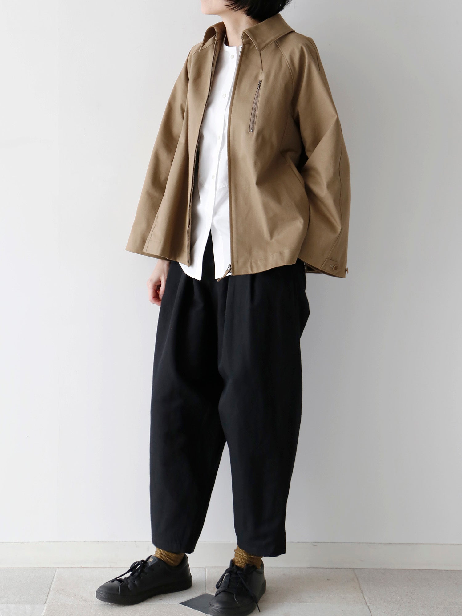 ブラウス：ドニーズ<br>パンツ：モーゼル<br>靴下：ショーセット・ジュジュ（身長166cm）