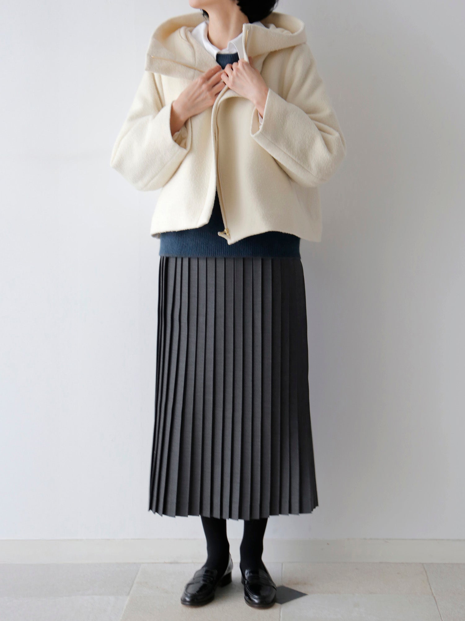 ブラウス：エルザ、ニット：ヒューゴ、スカート：マリーヌ