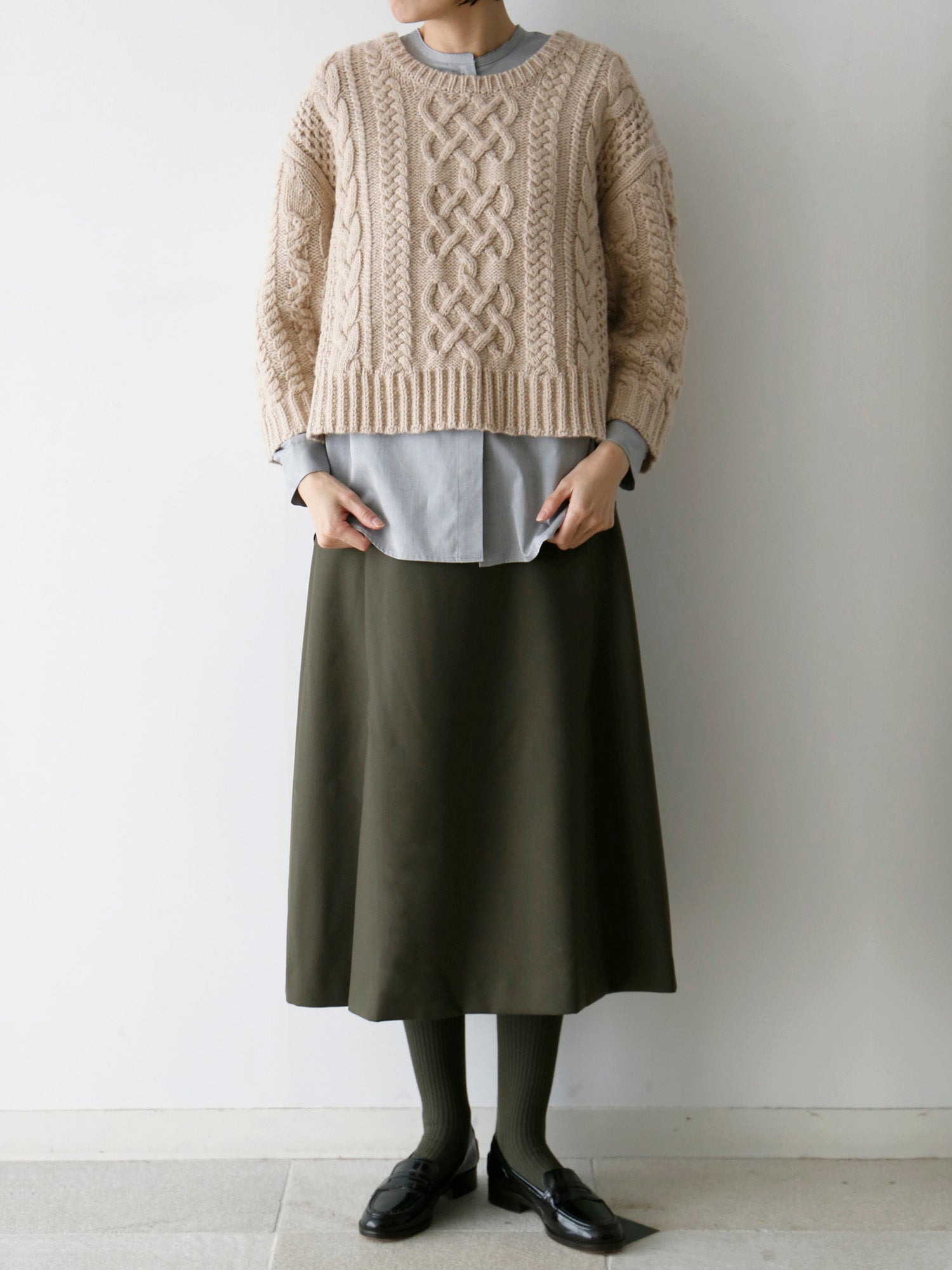 ブラウス：ドニーズ、ニット：ジョン<br>靴下：ショーセット・ロン