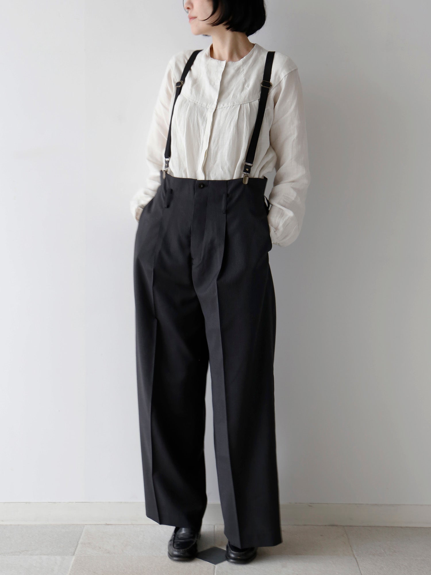 パンツ：ヘンリー / ストライプ<br>サスペンダー：ブルテル・マルソー