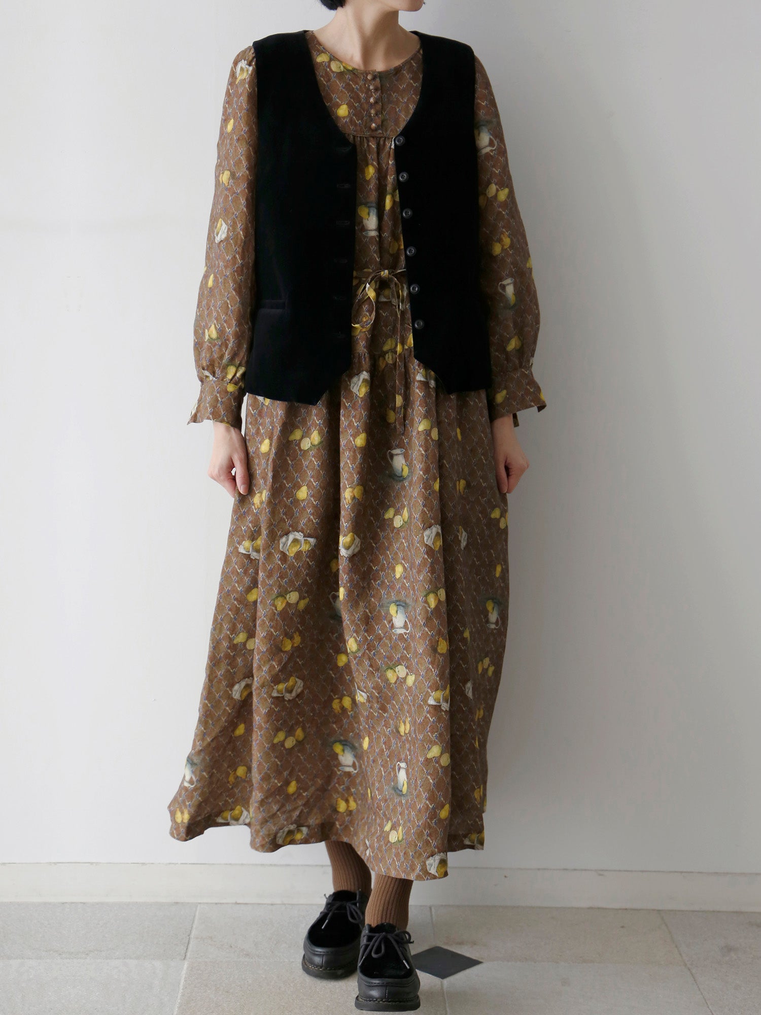 ワンピース：マリアンヌ、靴下：ショーセット・ロン（身長166cm）