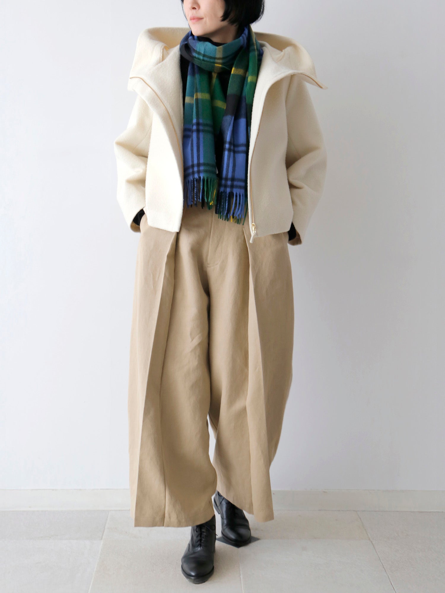 マフラー：Joshua Ellis カシミヤマフラー、パンツ：コリー