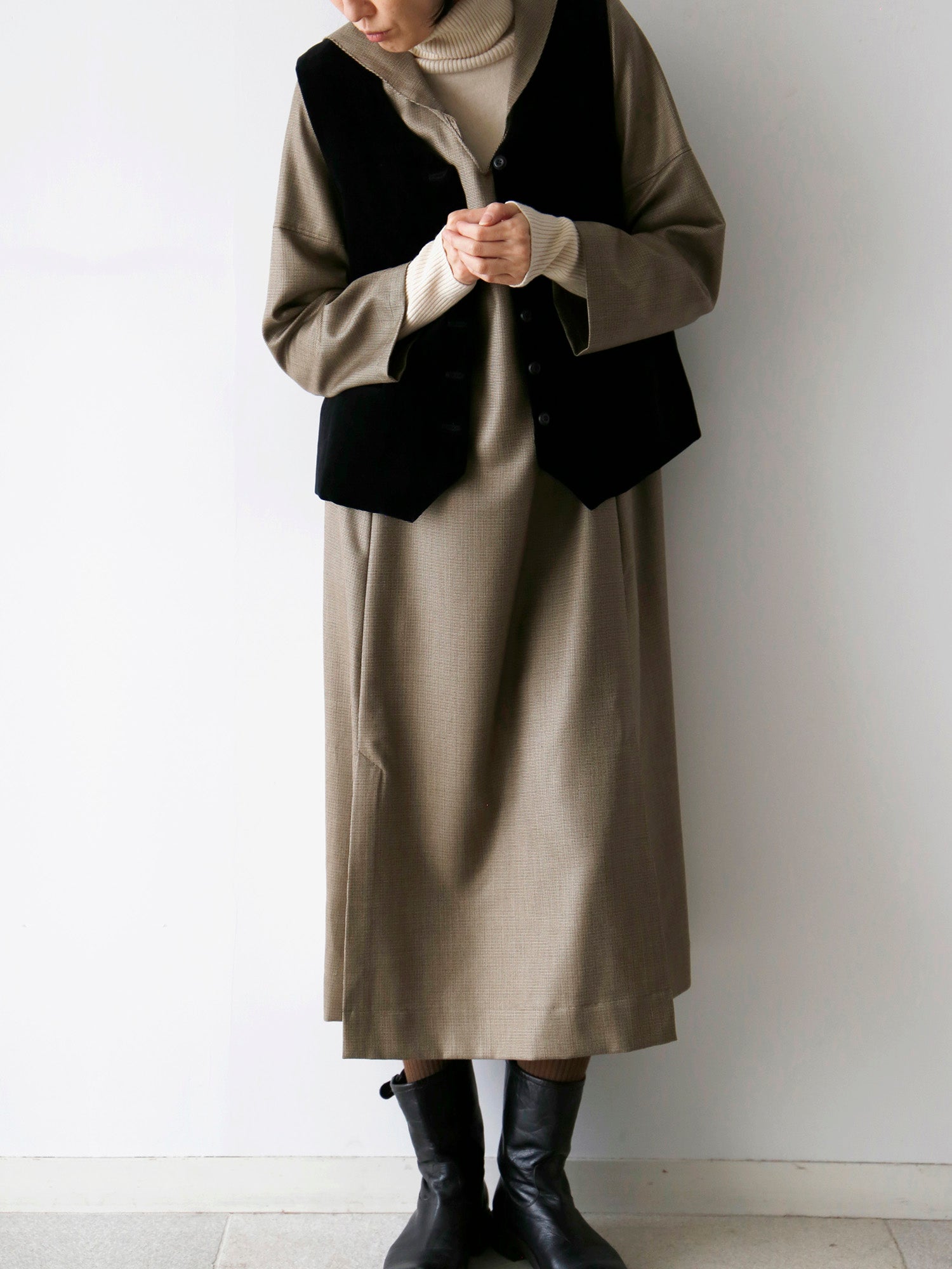 ワンピース：マチルド、ニット：コルルール・トリコ（身長166cm）