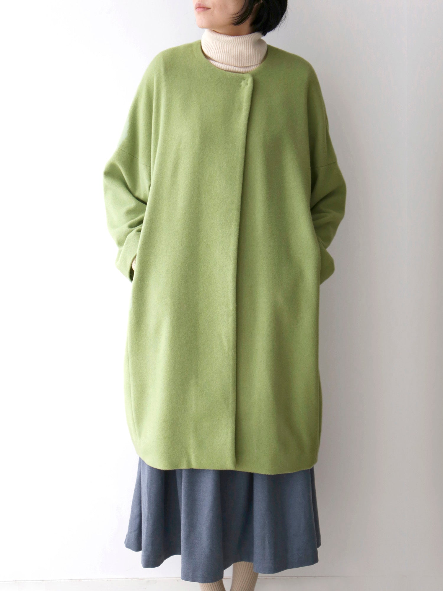 ポム（身長166cm）<br>タートルニット：コルルール・トリコ、スカート：オンディーヌ