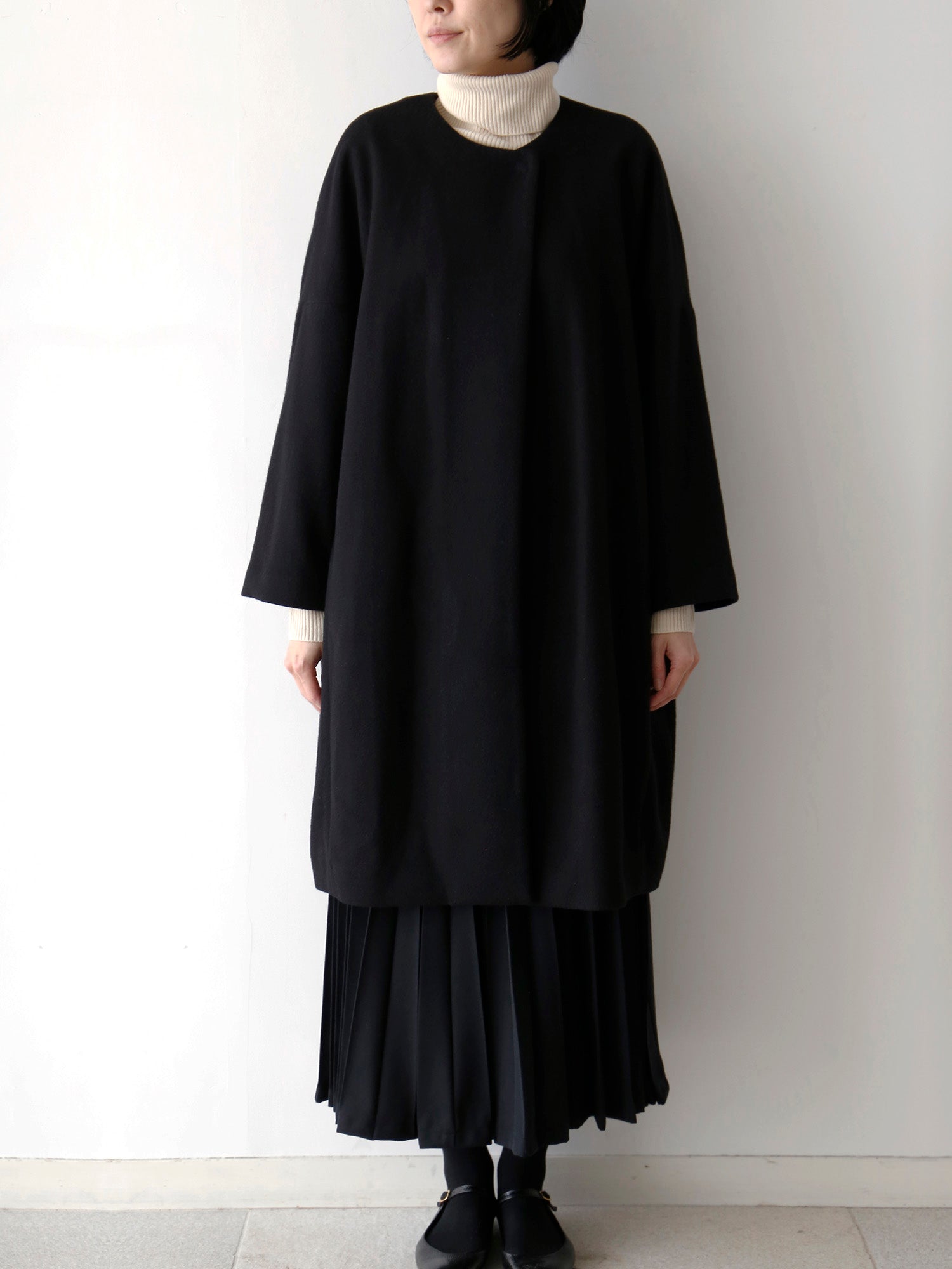 ノアール（身長166cm）<br>タートルニット：コルルール・トリコ、スカート：アンナリーナ