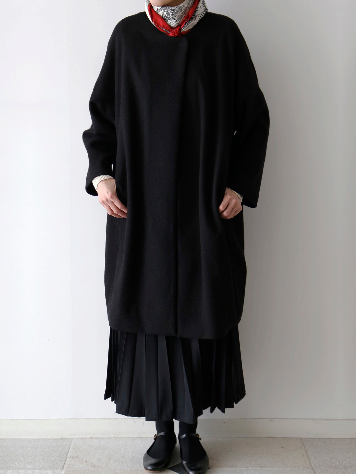 タートルニット：コルルール・トリコ、スカート：アンナリーナ<br>スカーフ：カレ・ド・ヴァンタン（11月中旬ご紹介予定）