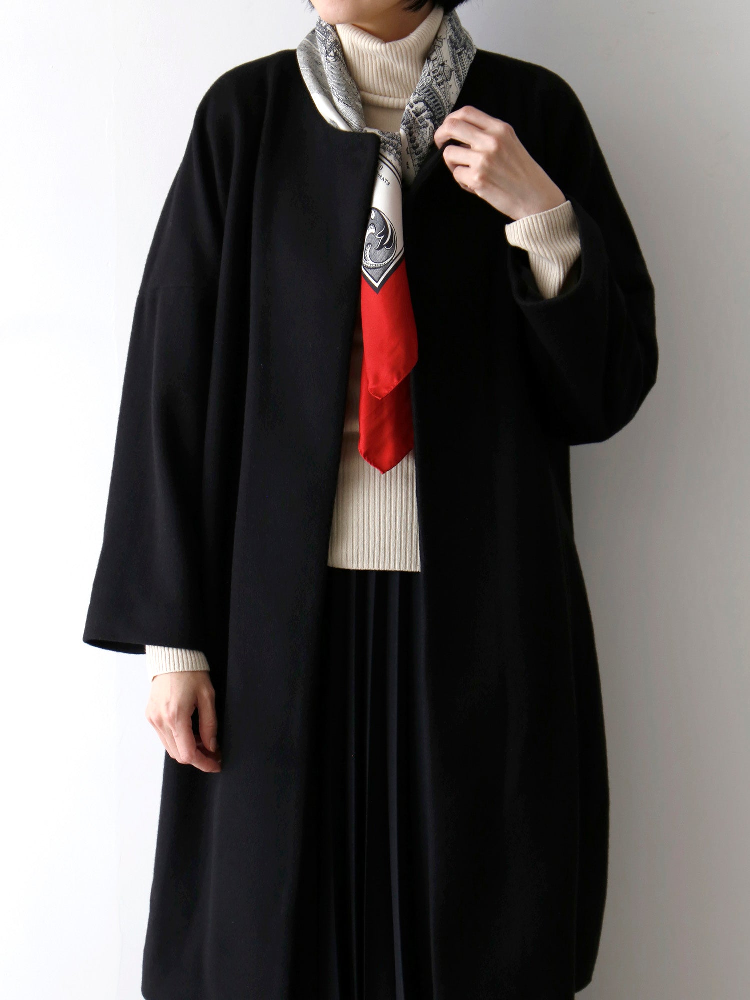 コート：ノヴェッラ、ニット：コルルール・トリコ<br>スカート：アンナリーナ