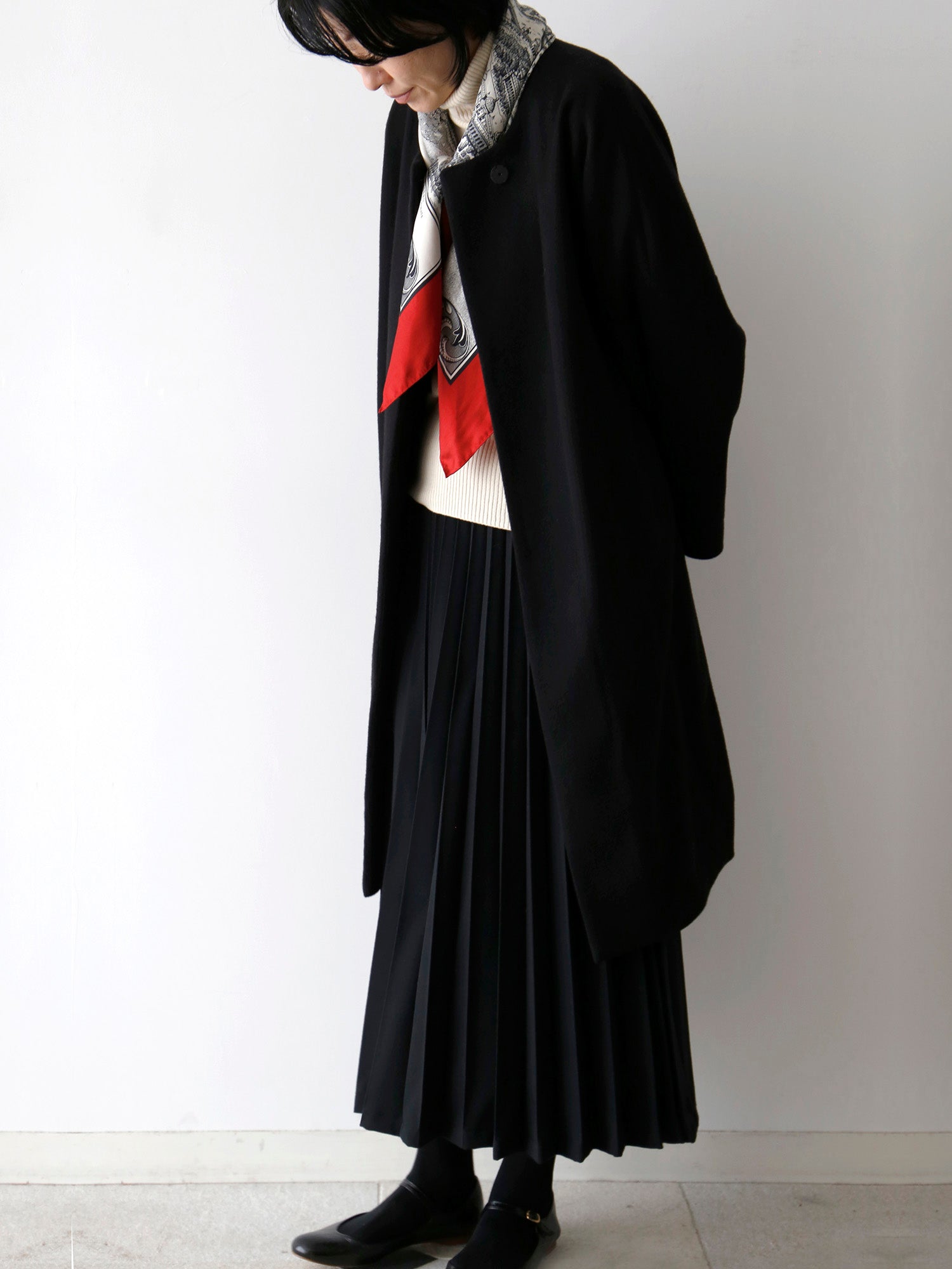 タートルニット：コルルール・トリコ、スカート：アンナリーナ<br>スカーフ：カレ・ド・ヴァンタン（11月中旬ご紹介予定）