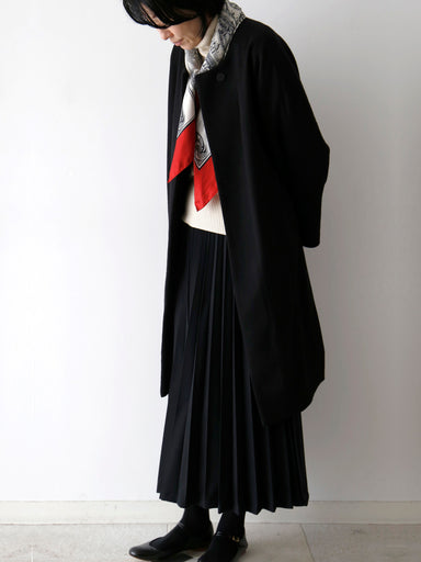 タートルニット：コルルール・トリコ、スカート：アンナリーナ<br>スカーフ：カレ・ド・ヴァンタン（11月中旬ご紹介予定）