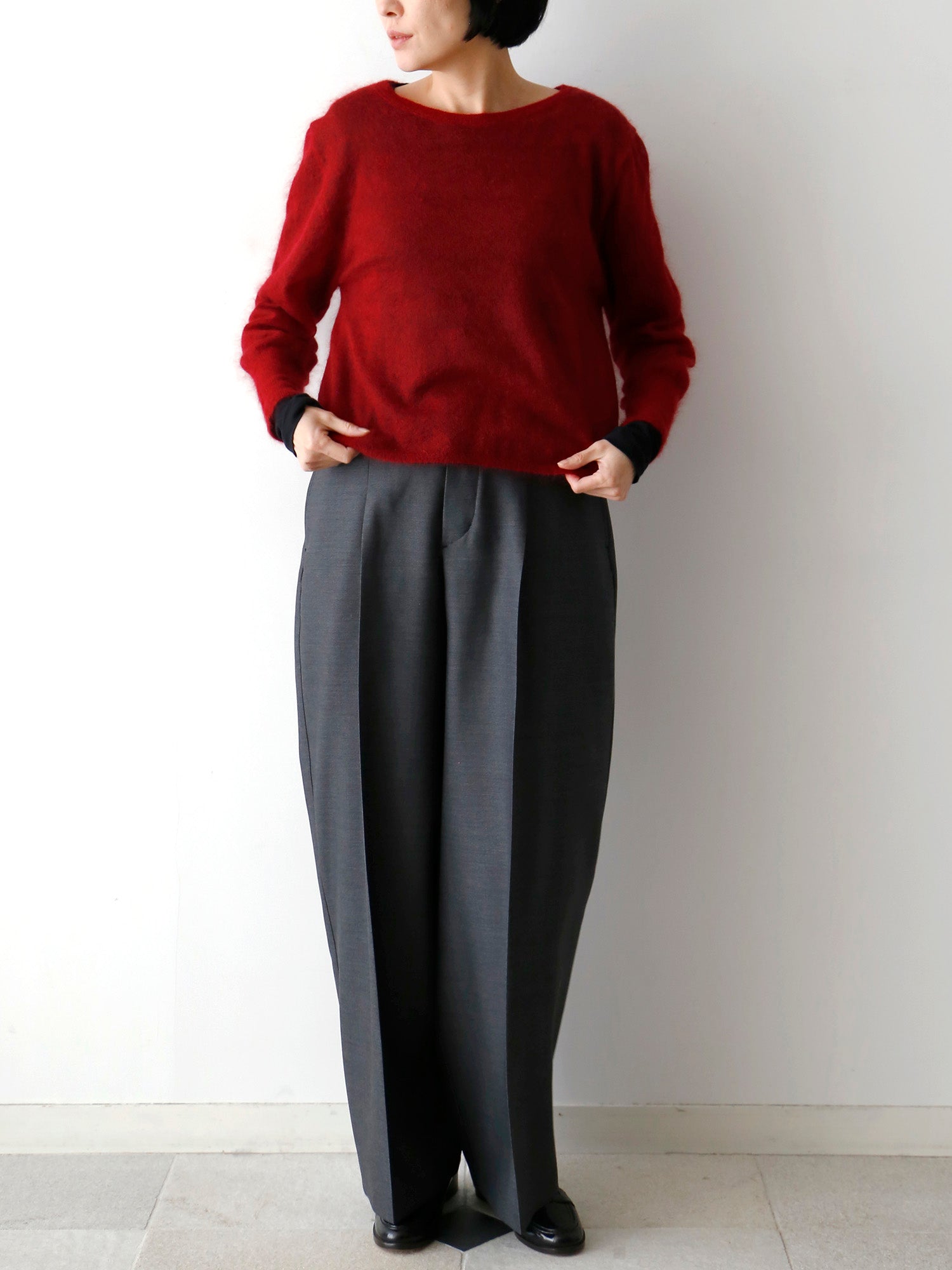 カットソー：HÉRNI No.30 ロングスリーブ<br>パンツ：レモンド（身長166cm）